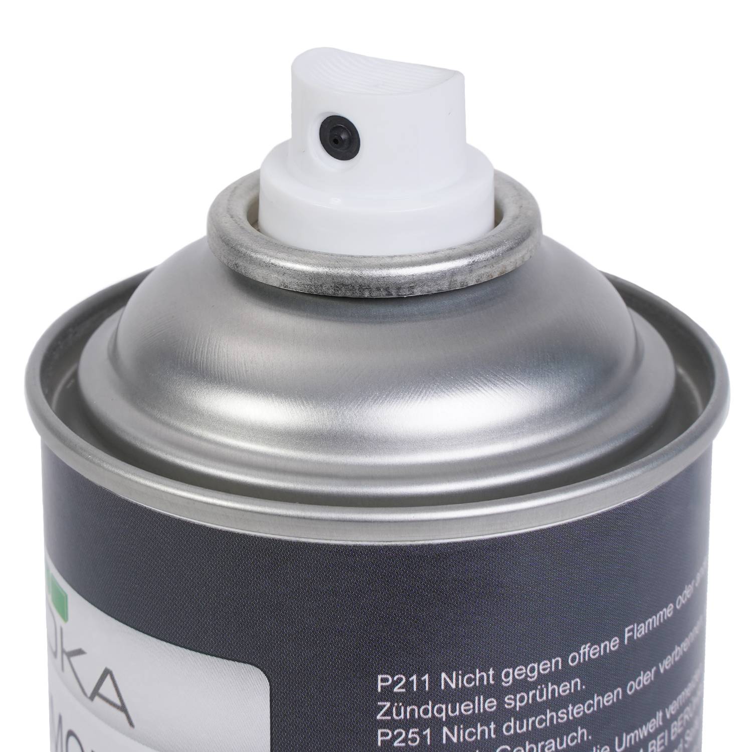 Eine Nahaufnahme einer silbernen Sprühdose, die die Düse und einen Teil eines schwarzen Etiketts zeigt. Deutscher Text mit Sicherheitshinweisen ist teilweise sichtbar.