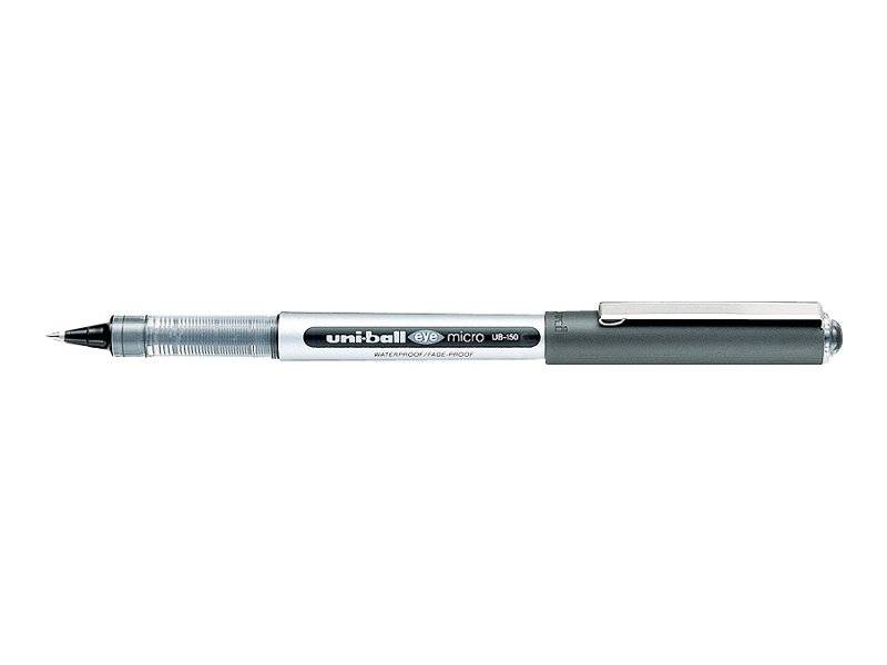 Ein schwarzer Uniball Eye Micro Stift mit einem silbernen Clip und silberner Spitze wird vor einem weißen Hintergrund präsentiert.