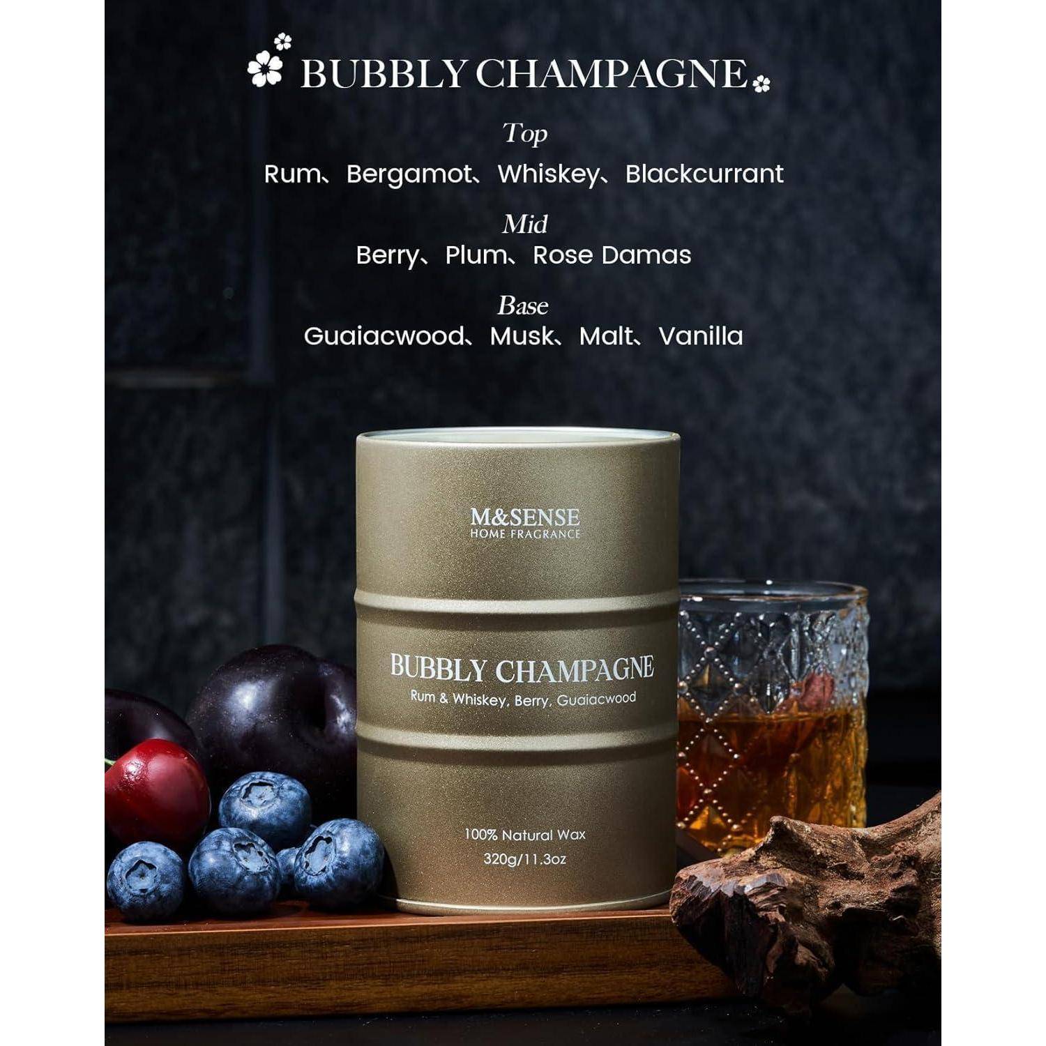 Ein Glas mit Duft 'Prickelnder Champagner' mit einem Cocktail, Blaubeeren und Holzstruktur. Noten: Rum, Bergamotte, Whiskey, Schwarze Johannisbeere.