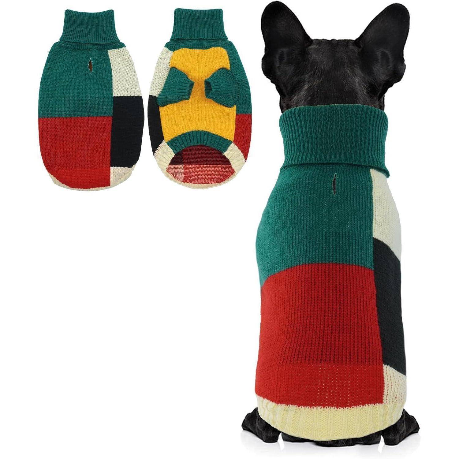 Ein Hund, der einen bunten Patchwork-Pullover mit grünen, roten, schwarzen und gelben Abschnitten trägt. Der Hund ist abgewandt und zeigt das Rückendesign.