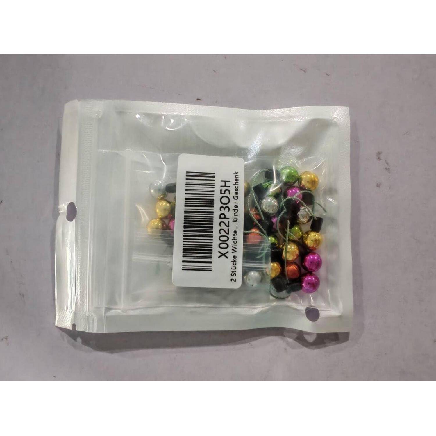 Eine versiegelte Plastiktüte mit bunten Perlen, auf der ein Etikett mit der Produktnummer 'X0012230SH' angebracht ist. Die Tüte befindet sich auf einer hellen Oberfläche.