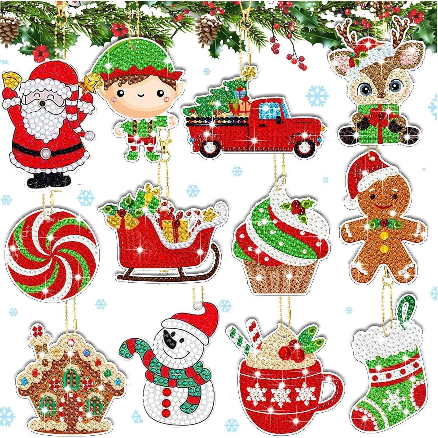 Festliche Weihnachtsschmuck mit Weihnachtsmann, Elfen, Rentieren, Lebkuchen und Schneemännern vor einer verschneiten Kulisse mit Tannengirlanden.
