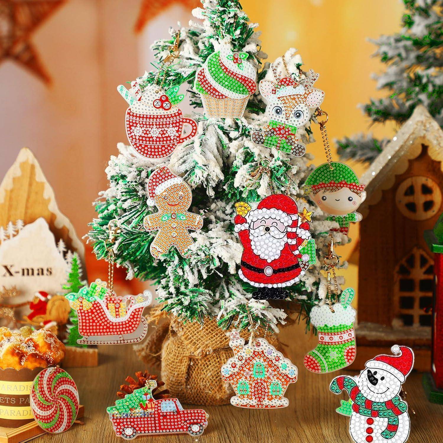 Ein geschmückter Weihnachtsbaum mit Lebkuchenanhängern, die den Weihnachtsmann, Elfen und Schneemänner darstellen, vor einem festlichen Feiertagshintergrund.