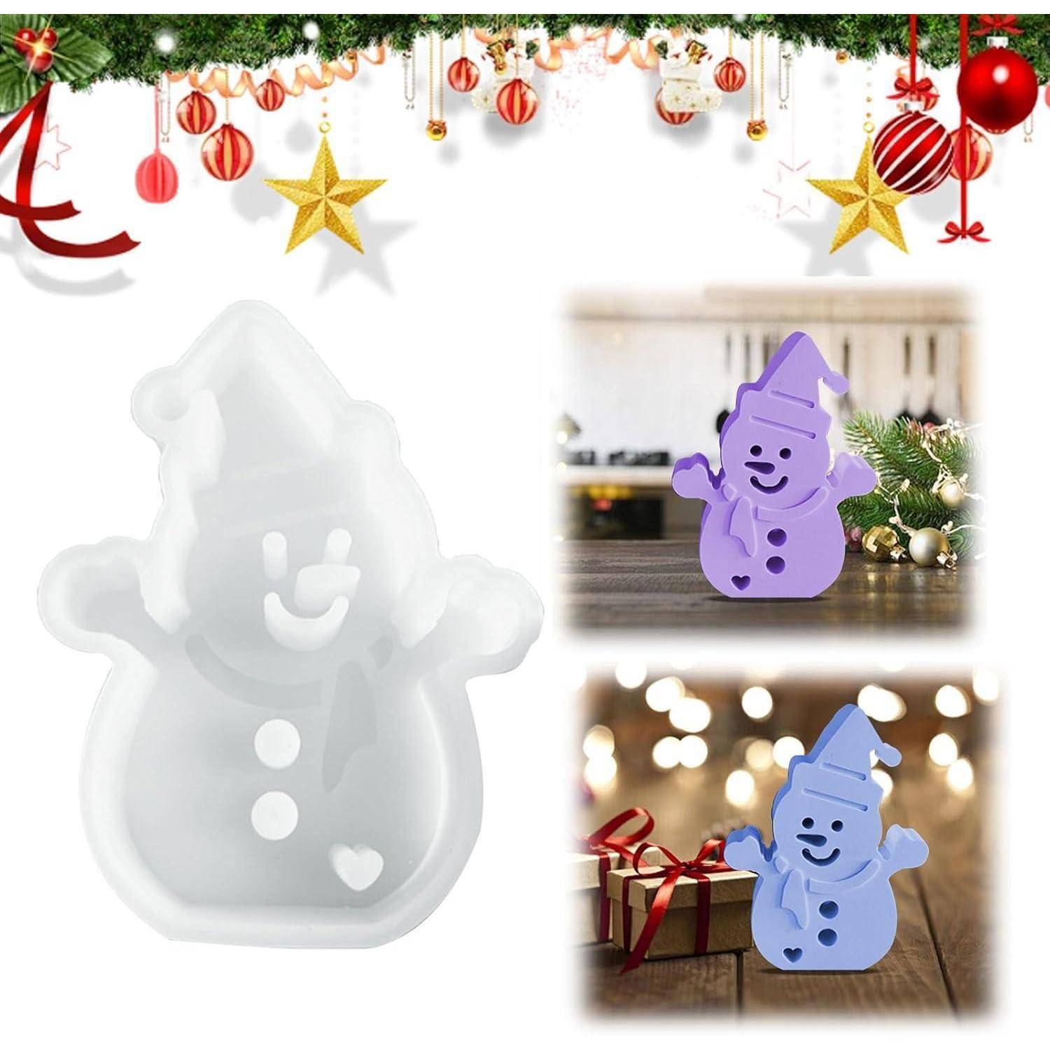 Eine Schneemann-förmige Form mit festlicher Dekoration darüber. Zwei kleinere Bilder zeigen die Form auf einer Küchenarbeitsplatte und neben eingepackten Geschenken.