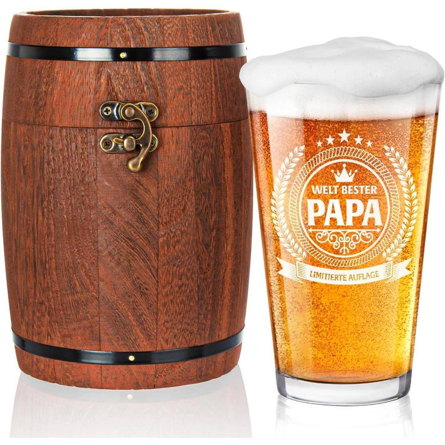 Ein Holzfass neben einem Bierglas mit dickem Schaum. Das Glas hat ein Kranzdesign und die Worte 'Welt Bester Papa'.