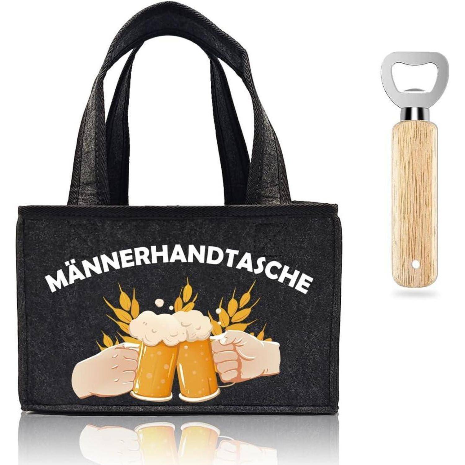 Eine schwarze Tragetasche mit dem Aufdruck 'Männerhandtasche' über zwei zusammenstoßenden Bierkrügen. Daneben ein Flaschenöffner mit Holzgriff.