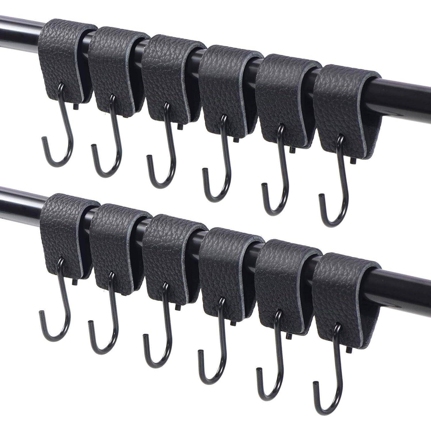 Schwarze Metallhaken mit verstellbaren Riemen sind an zwei parallelen Stangen befestigt, die zum bequemen Aufhängen von Gegenständen verwendet werden.