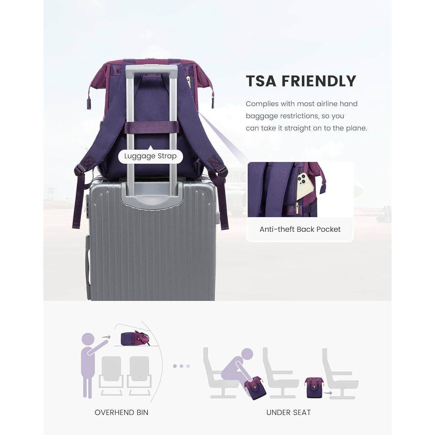 Lila Rucksack, der mit einem grauen Koffer mittels eines Gepäckgurtes befestigt ist. Der Text lautet 'TSA-freundlich' und hebt eine Diebstahlsichere Rückentasche hervor.