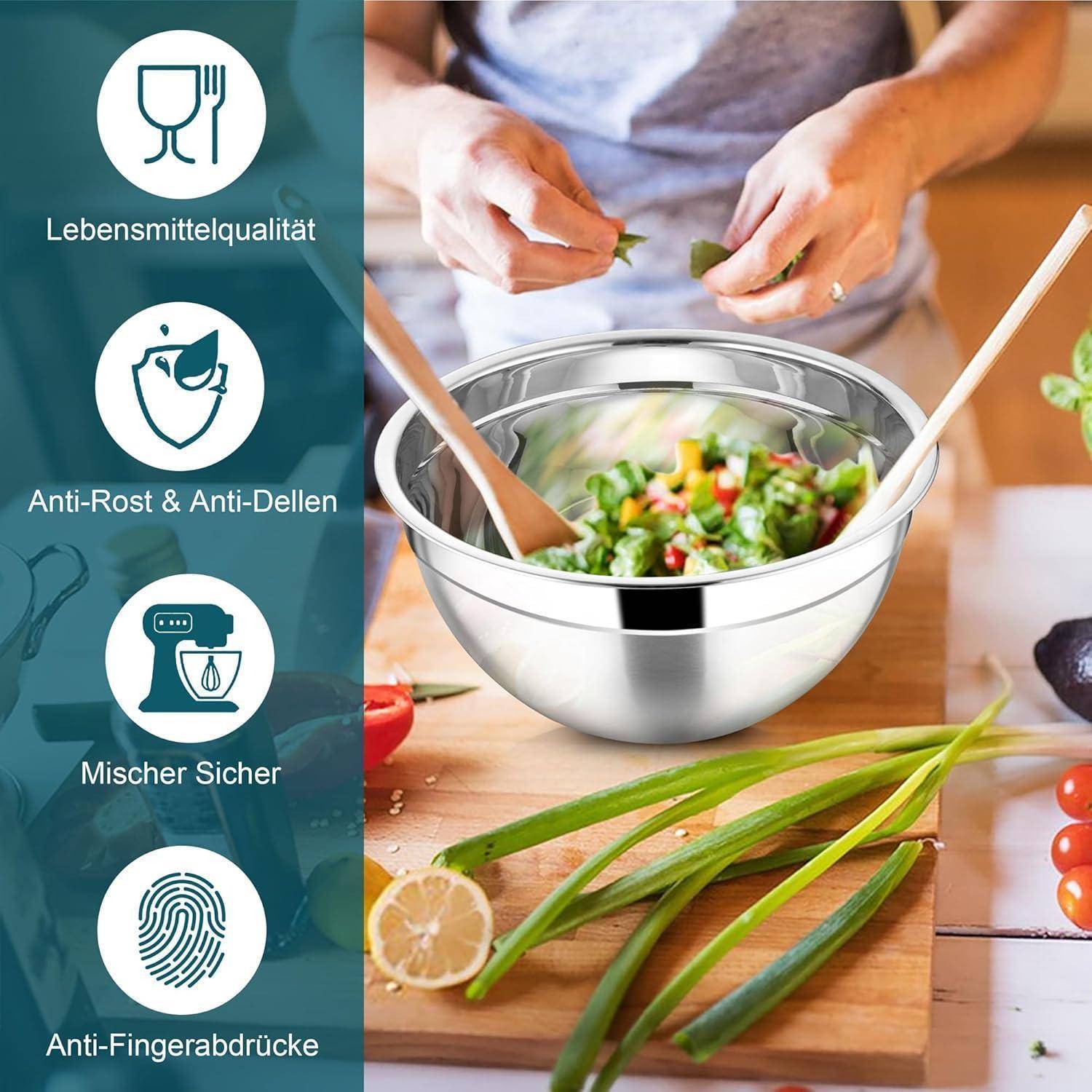 Person, der einen Salat in einer Edelstahlschüssel auf einer Holzarbeitsplatte zubereitet. Texthervorhebungen: Lebensmittelqualität, rostfrei, mixergeeignet, fingerabdruckresistent.