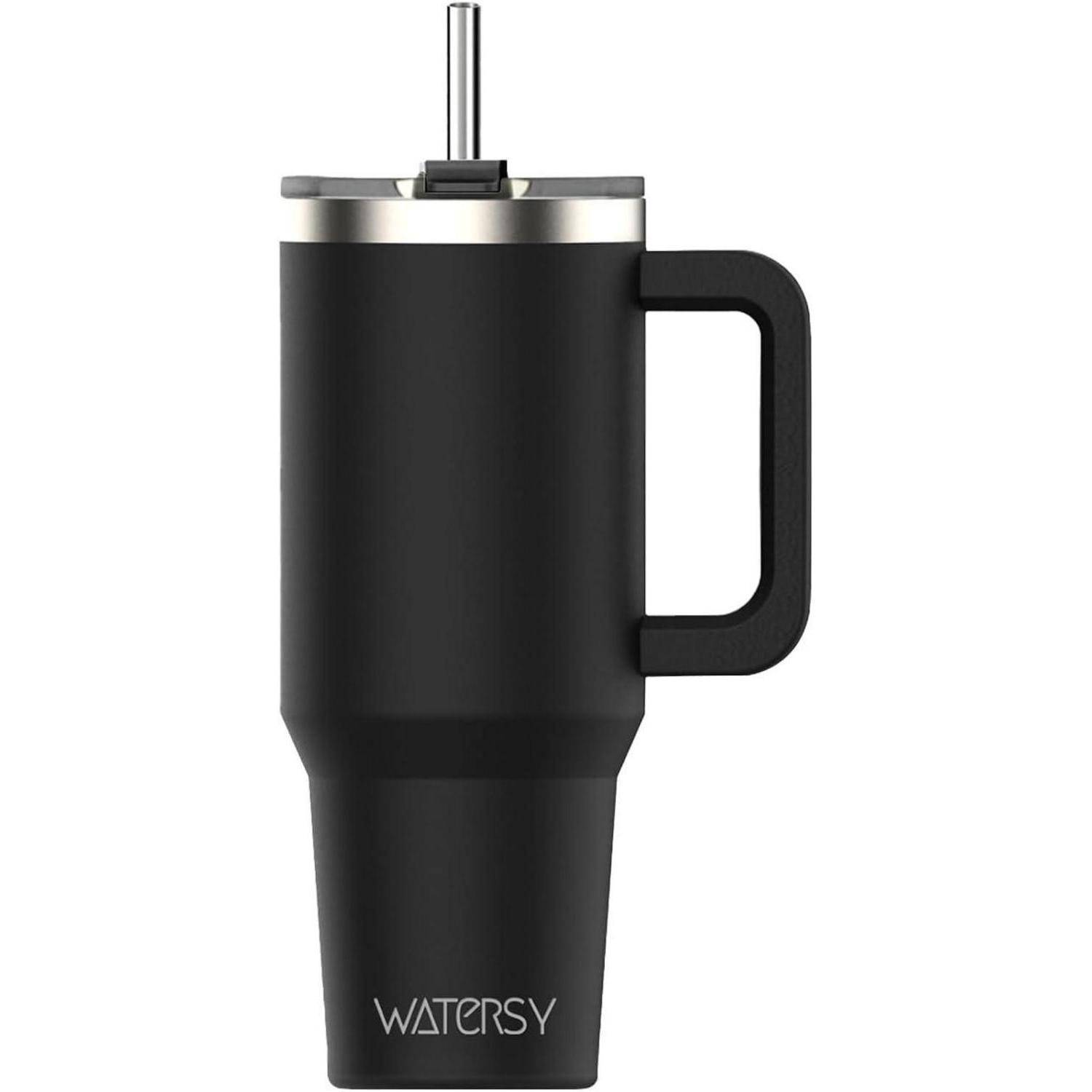 Ein schwarzer Reisebecher mit Henkel, Deckel und Metallstrohhalm. Das Wort ‚Watersy' ist nahe der Basis gedruckt.