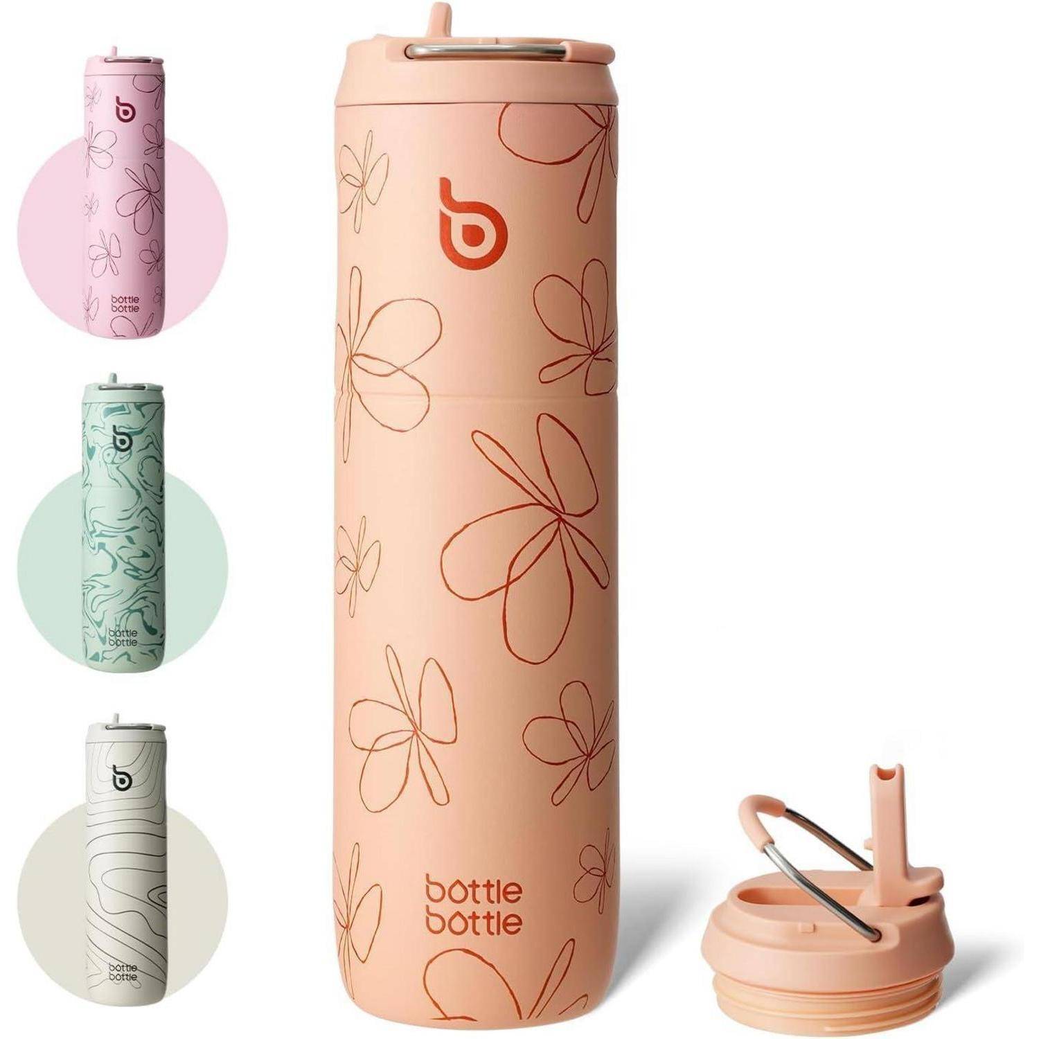 Ein hoher Thermobecher mit Blumenmuster, der Farbtöne von Rosa, Grün und Beige aufweist. Inklusive abnehmbarem Deckel und Markenlogo.