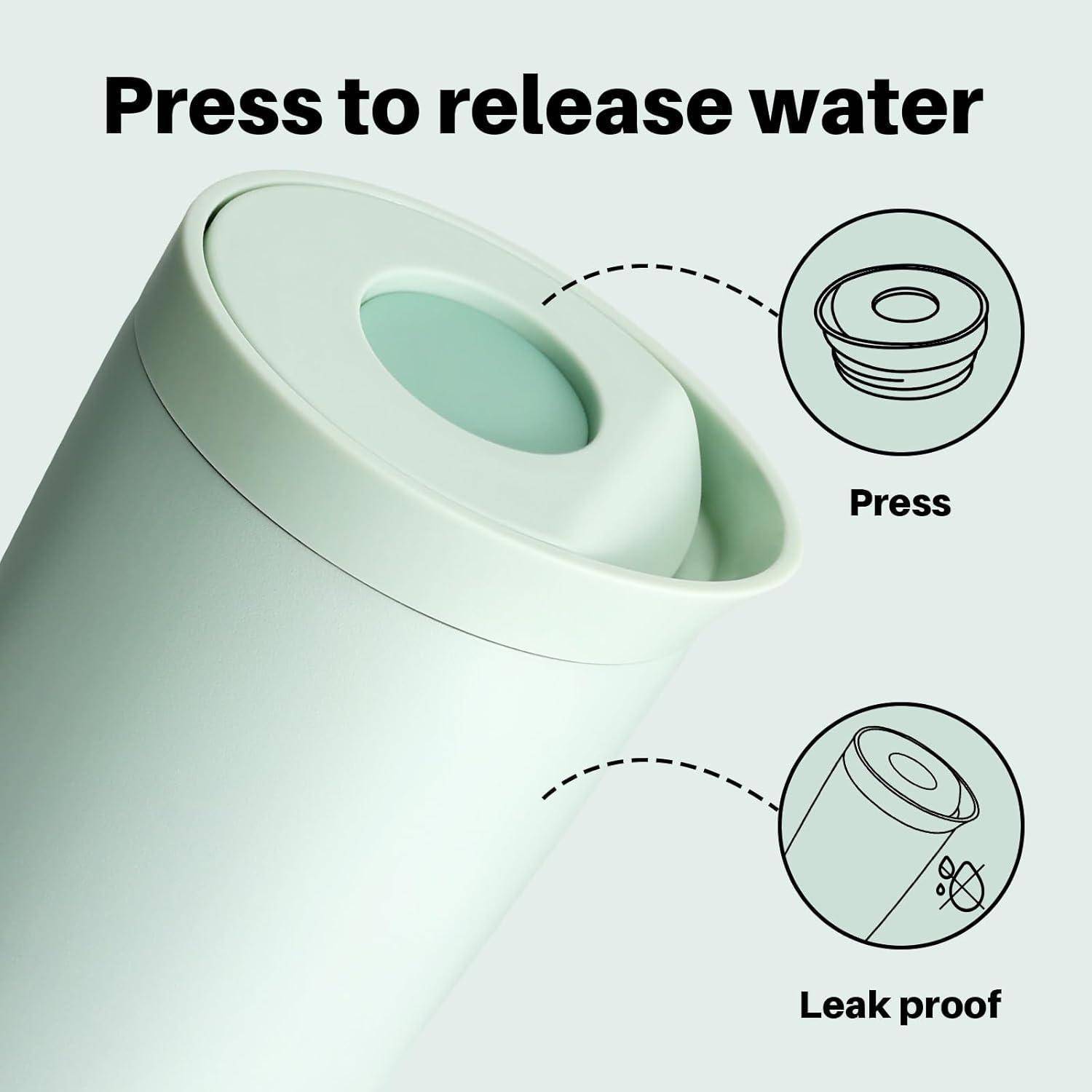 Eine Wasserflasche mit einer Druckentriegelungsfunktion; beschriftete Abschnitte zeigen den Druckknopf und die auslaufsichere Dichtung.