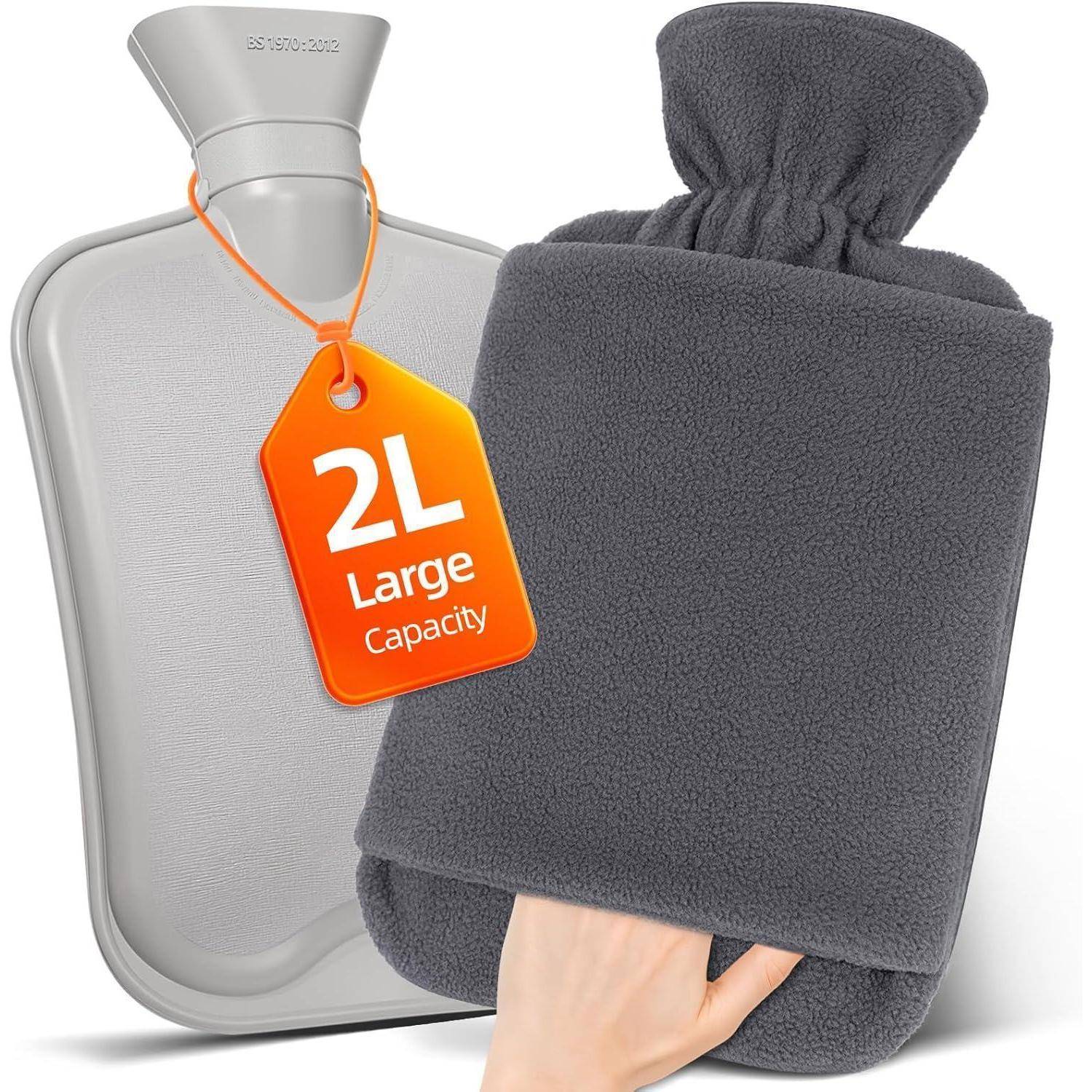 Eine graue Wärmflasche mit dem Etikett '2L großes Fassungsvermögen', teilweise in einen weichen, dunkelgrauen Stoff gehüllt, in einer Hand gehalten.