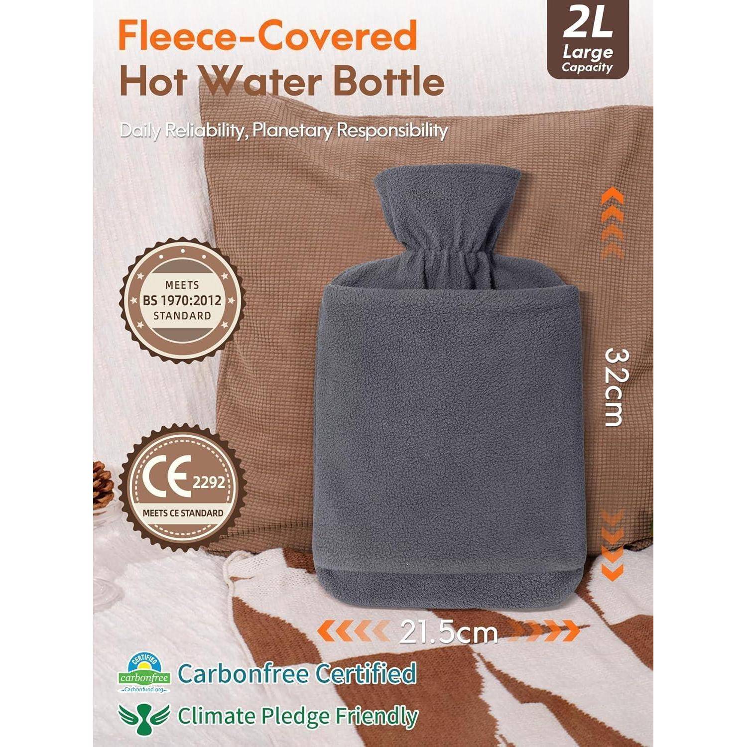 Fleece-Überzogene Wärmflasche, 2L Größe, Maße: 32 x 21,5 cm. Zertifiziert zur Erfüllung von Sicherheitsstandards. 'Klimafreundliches Produkt'.