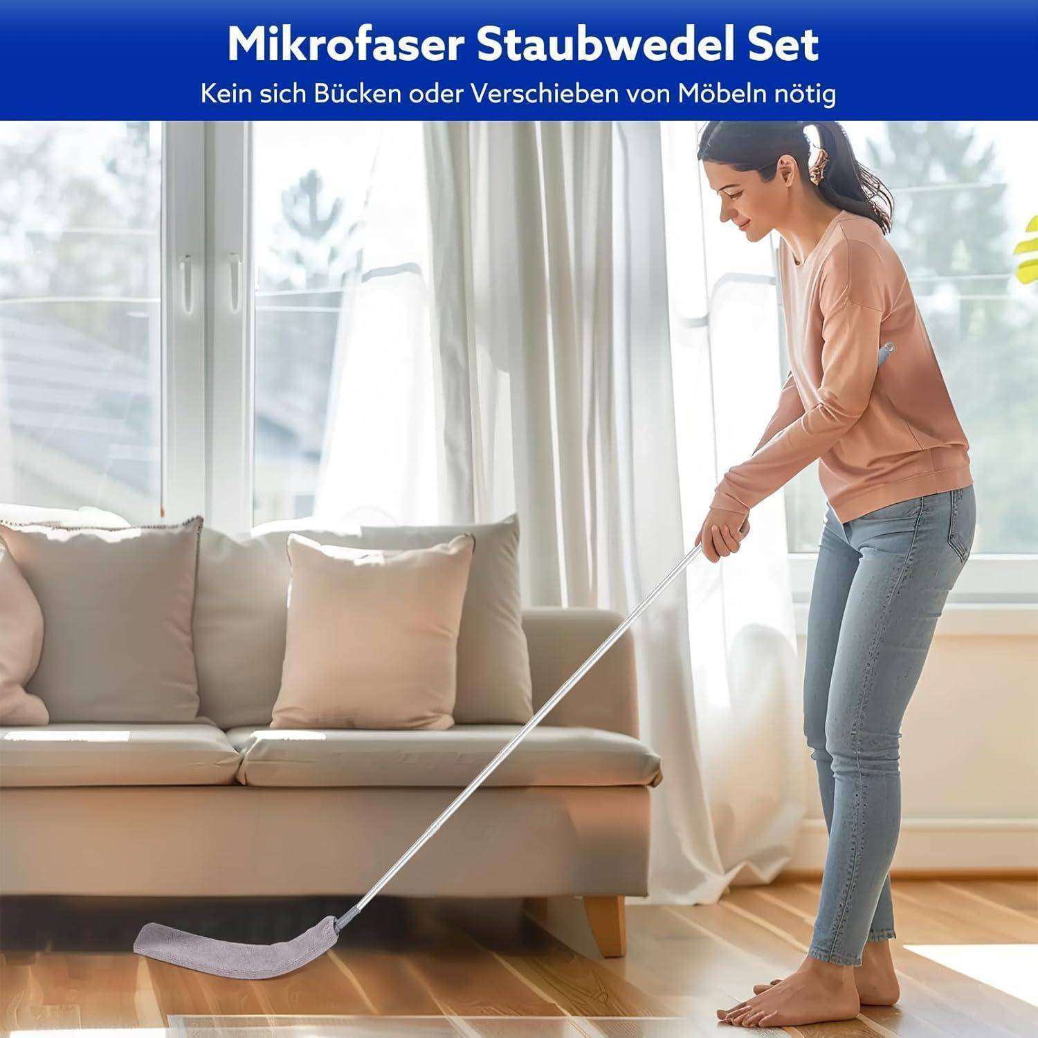 Eine Person verwendet einen Mikrofaserduster, um den Wohnzimmerboden zu reinigen und steht dabei in der Nähe eines Sofas und eines hellen Fensters.