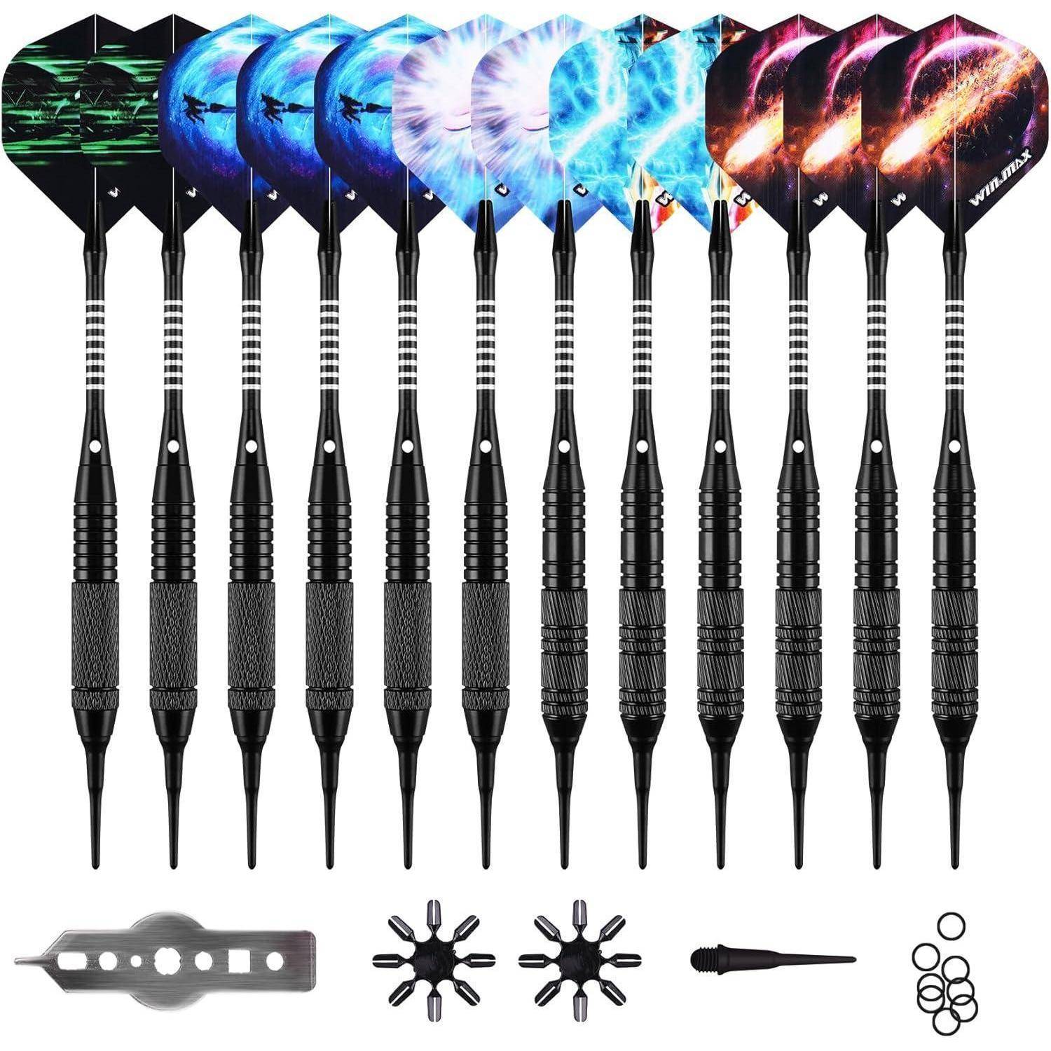 Ein Set von 12 Dartpfeilen mit schwarzen Griffen und bunten Flügeln in verschiedenen Designs, präsentiert mit einem Werkzeug und Zubehör für die Dartpflege.