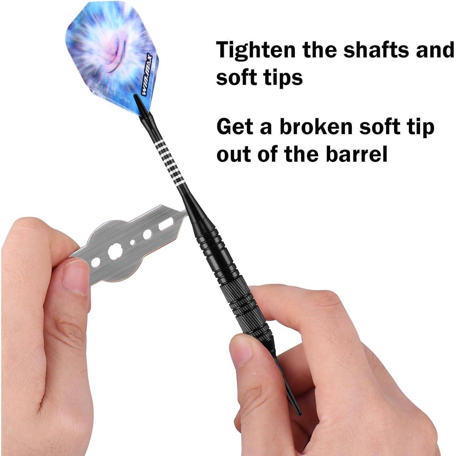 Hände zeigen das Entfernen einer abgebrochenen Soft-Tip aus einem Dartpfeil-Schaft mit einem Werkzeug. Text lautet: 