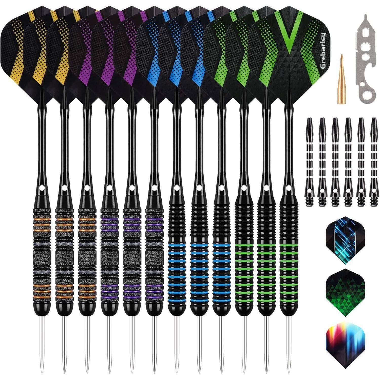 Ein Set aus 15 Steeldarts mit bunten gestreiften Flights, verschiedenen Ersatzspitzen und Zubehörwerkzeugen, ordentlich auf einem einfarbigen Hintergrund angeordnet.