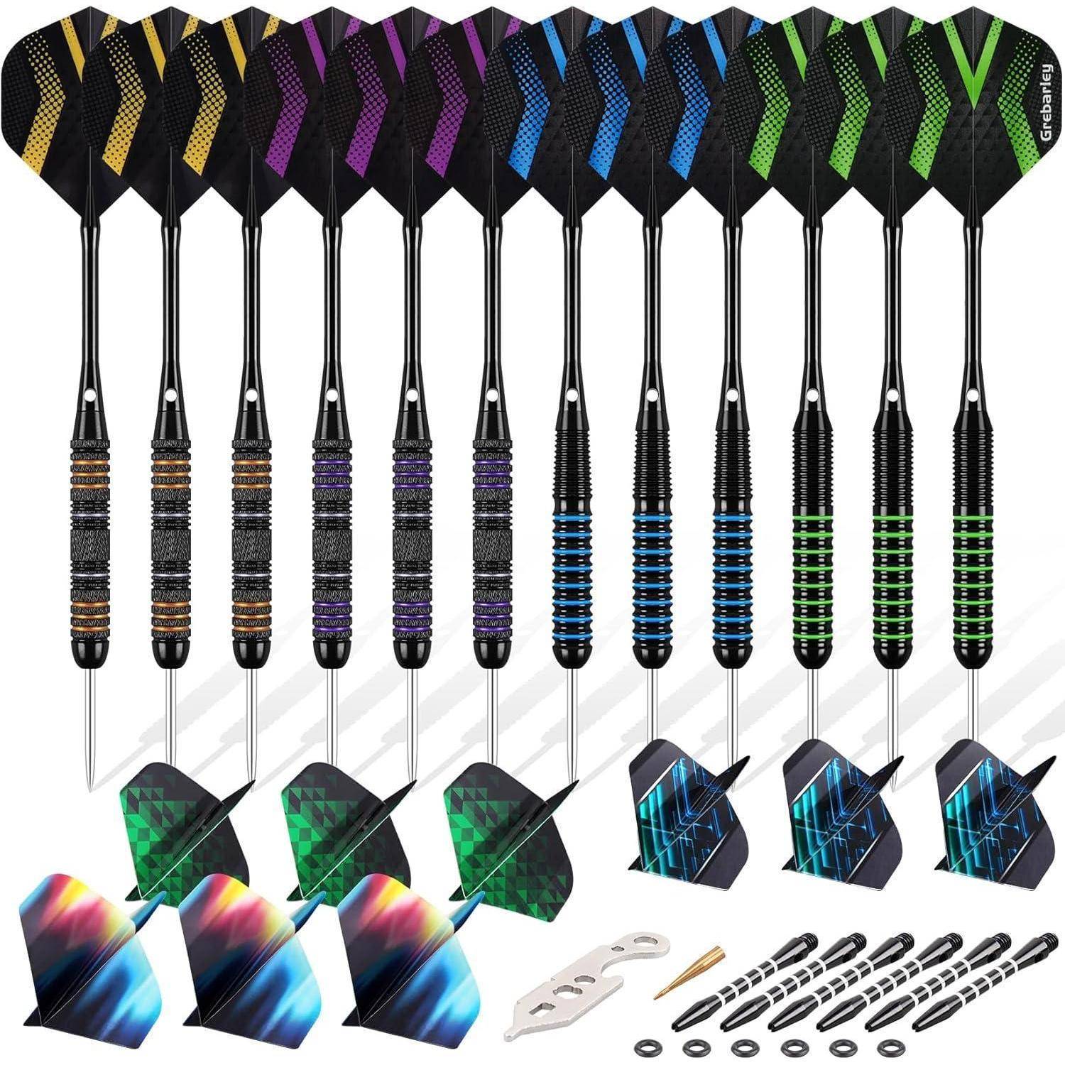 Ein Set aus 12 Dartpfeilen mit mehrfarbigen Flights und schwarzen Griffen, präsentiert neben zusätzlichen Flights, Werkzeugen und Zubehör.