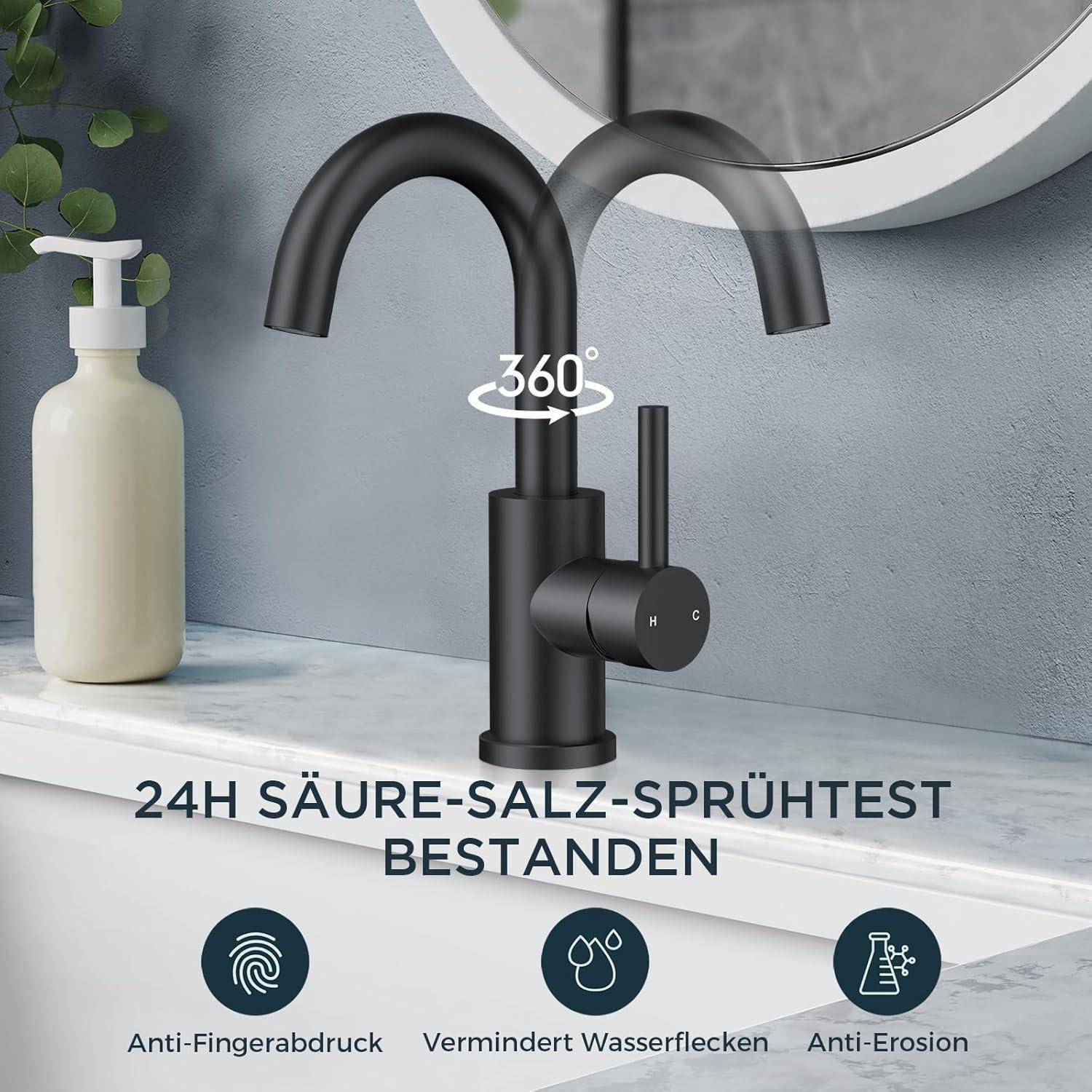Ein schwarzer Wasserhahn mit einer '360°'-Rotationsfunktion vor einer grauen Badezimmerwand, neben einer Lotion und einem runden Spiegel. Der Text darunter hebt die Anti-Fingerabdruck-, Wasserflecken-Reduzierungs- und Anti-Erosions-Eigenschaften hervor.
