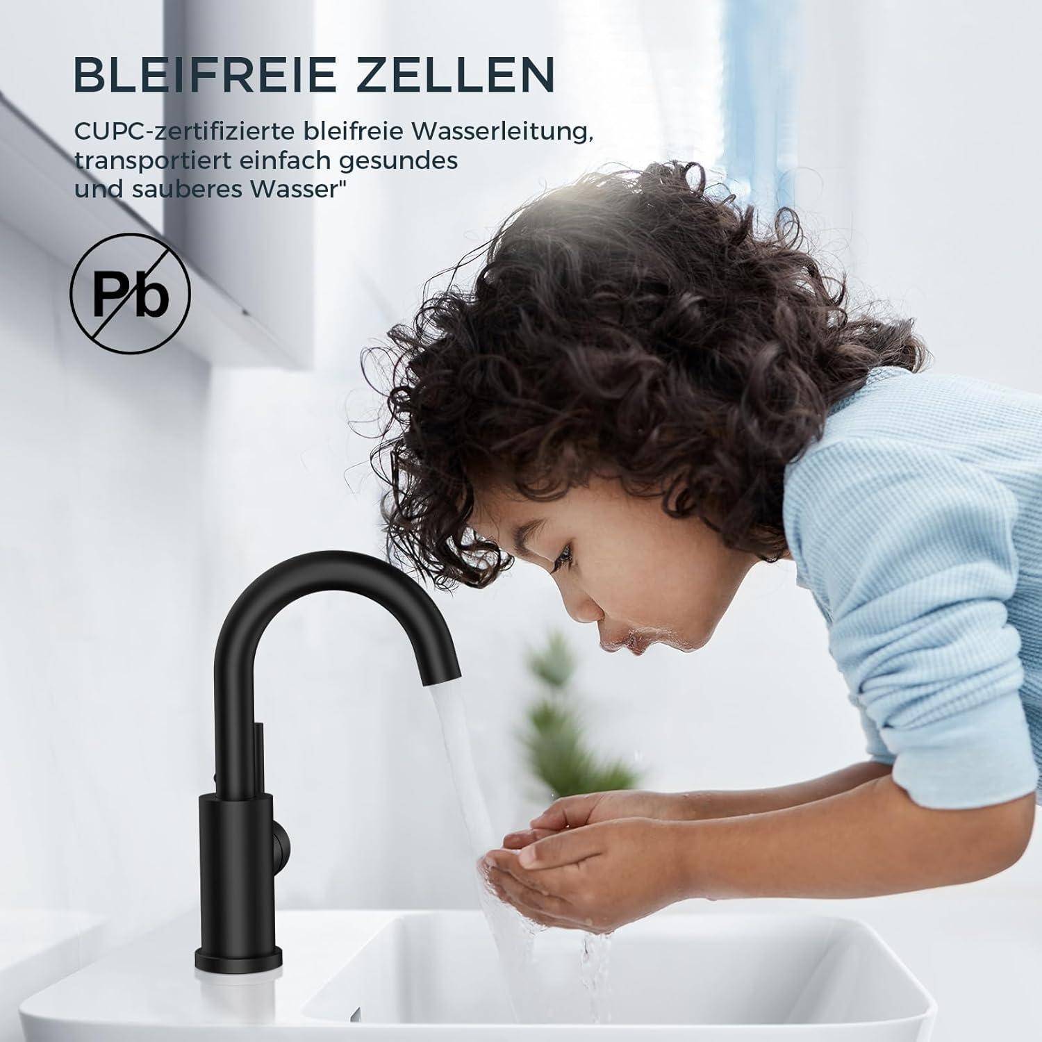Ein Kind in einem blauen Pullover wäscht sich die Hände unter einem modernen schwarzen Wasserhahn. Der Text lautet „Blei-freie Zellen