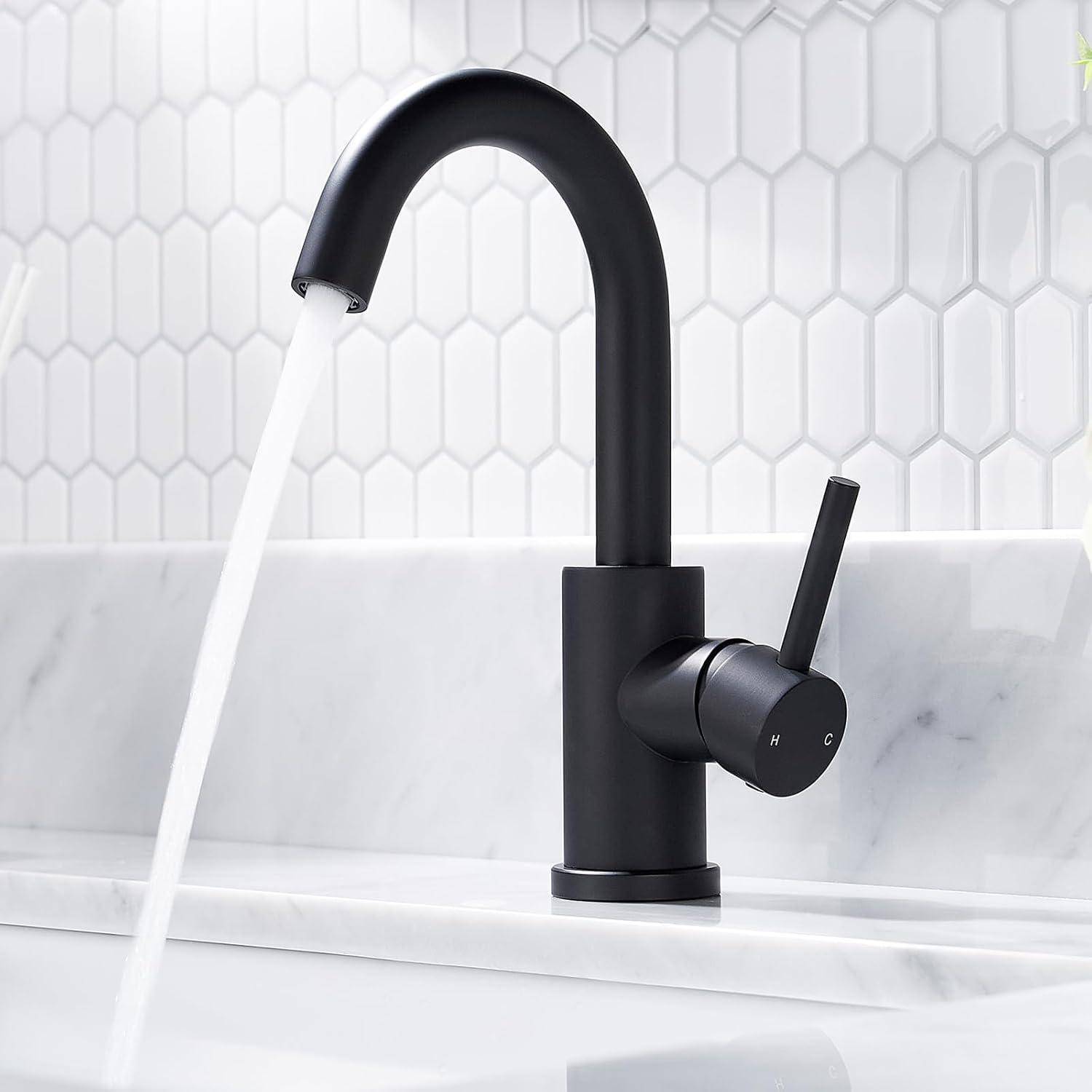 Ein schwarzer Wasserhahn mit elegantem Design ist auf einer weißen Marmorarbeitsplatte montiert. Wasser fließt stetig, während im Hintergrund eine Wand mit sechseckigen Fliesen zu sehen ist.