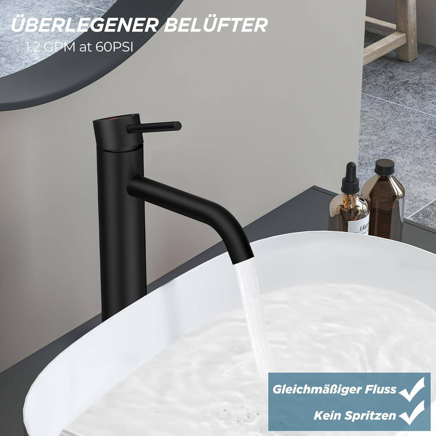 Ein schlanker schwarzer Wasserhahn, der Wasser in ein weißes Waschbecken in einem modernen Badezimmer abgibt. Der Text bewirbt einen ›überlegenen Belüfter‹.