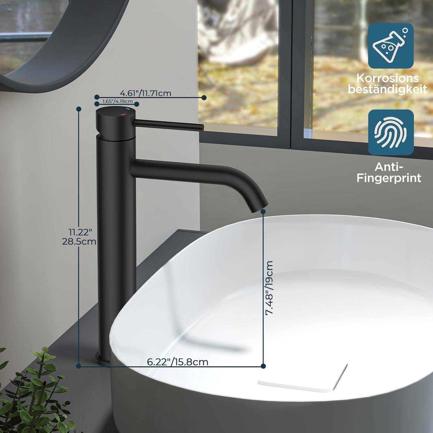 Hoher schwarzer Wasserhahn in der Nähe eines Fensters, mit Maßangaben: Höhe 11,22 Zoll/28,5 cm, Auslauf 6,22 Zoll/15,8 cm, mit Eigenschaften wie Fingerabdruck- und Korrosionsbeständigkeit.