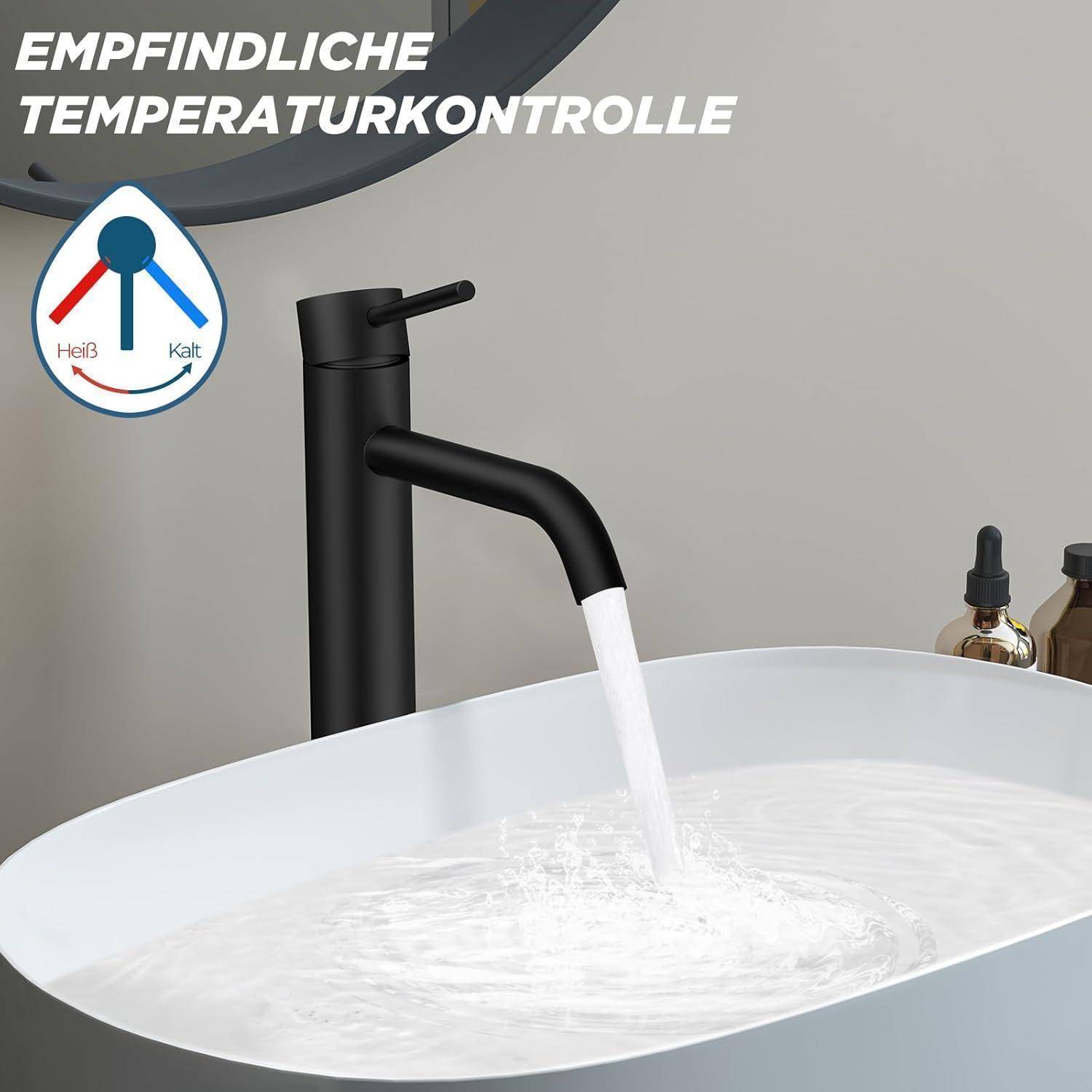 Ein moderner schwarzer Wasserhahn, aus dem Wasser in ein Waschbecken fließt. Text auf Deutsch lautet: „Empfindliche Temperaturregelung
