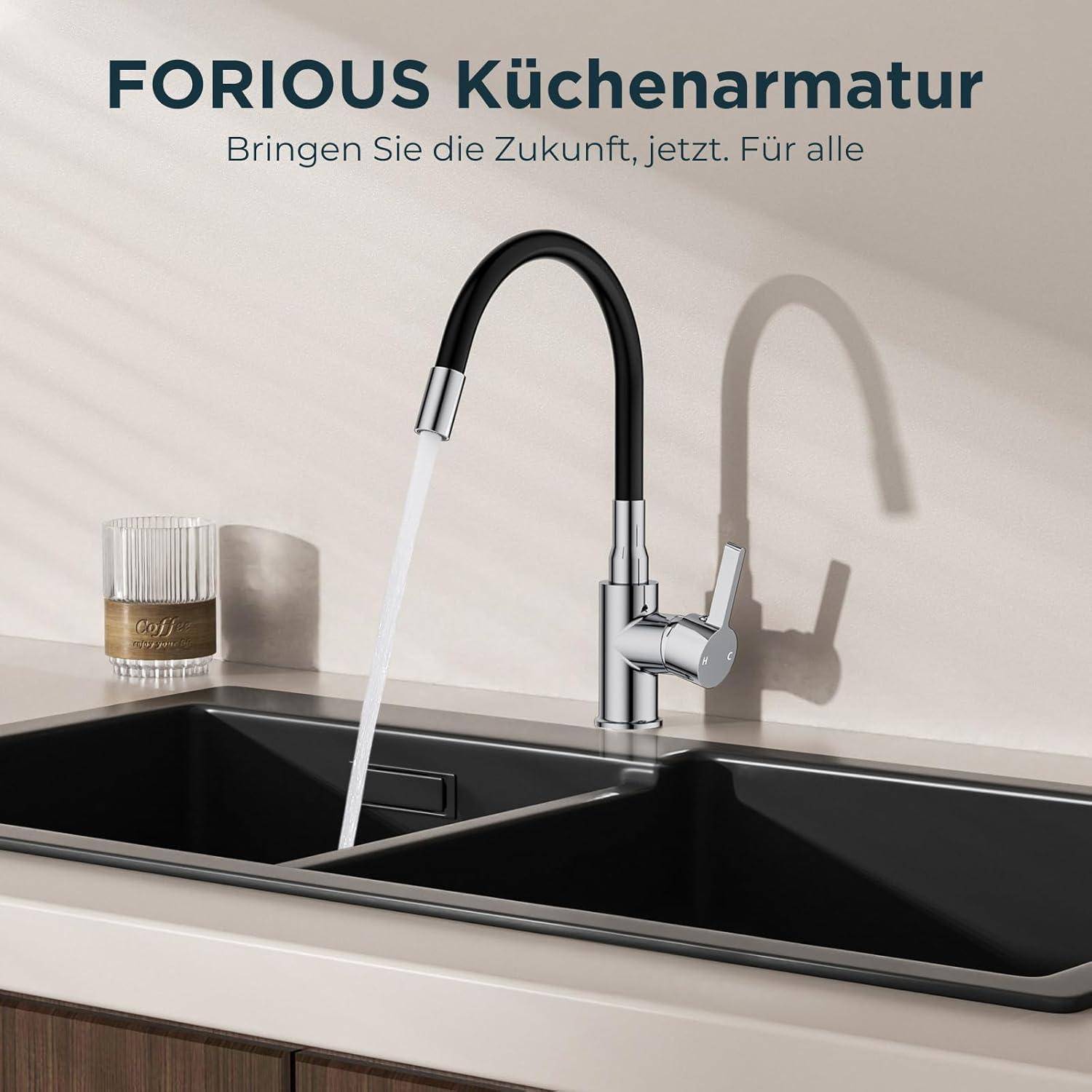 Ein moderner Wasserhahn mit flexiblem Hals leitet Wasser in ein Doppelbecken. Text lautet: 'FORIOUS Küchenarmatur. Bringen Sie die Zukunft, jetzt. Für alle.