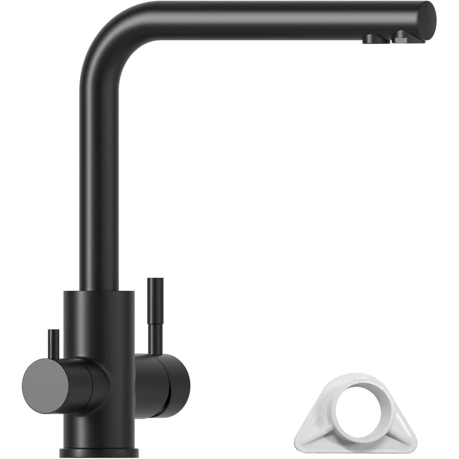 Eine elegante, matte schwarze Küchenarmatur mit modernem L-förmigem Design ist zu sehen. Ein weißes, dreieckiges Objekt liegt daneben.