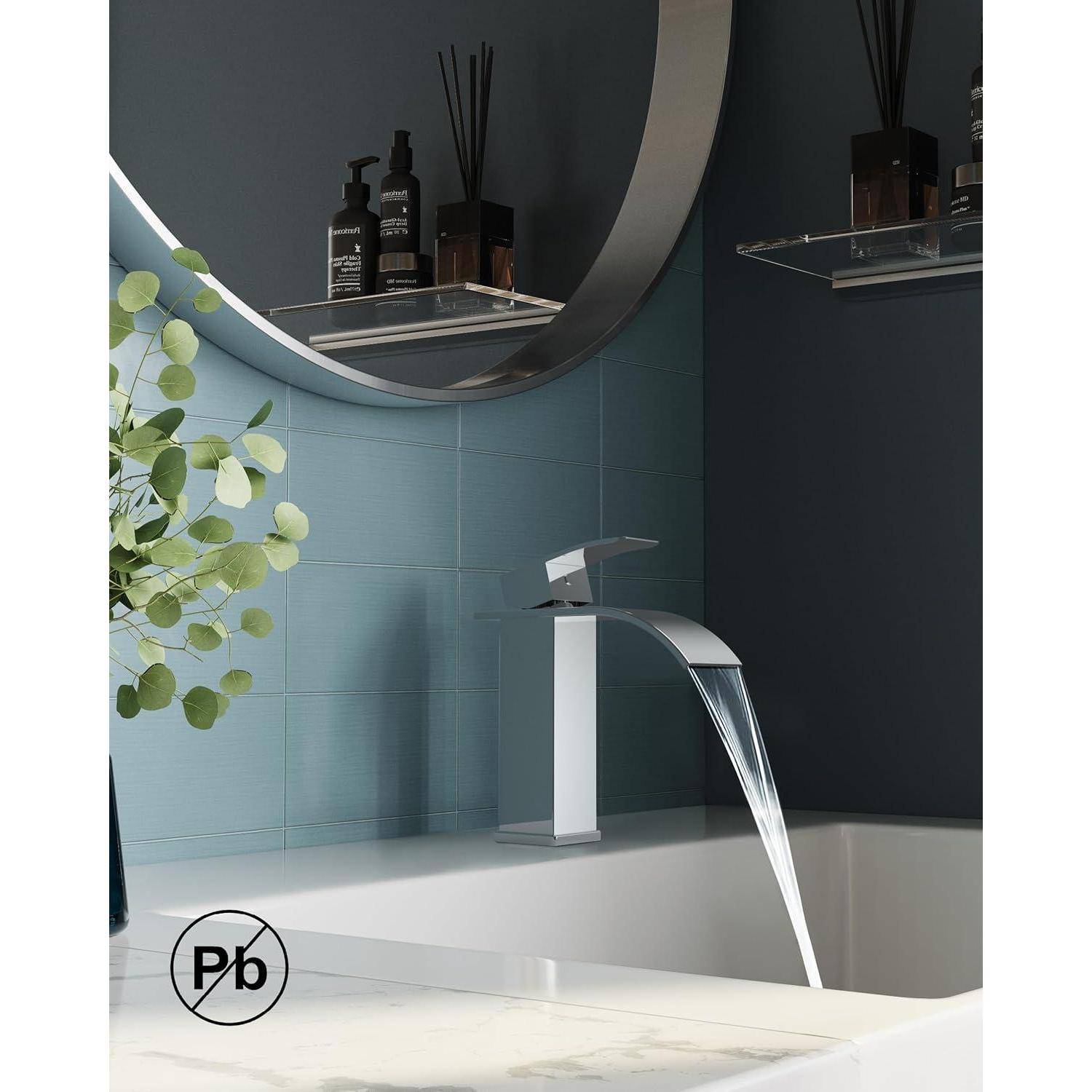 Modernes Badezimmer-Waschtisch mit elegantem silbernen Wasserhahn, Wasser, das in ein weißes Waschbecken fließt. Grünpflanzen und stilvolles Dekor erhöhen die Ästhetik.