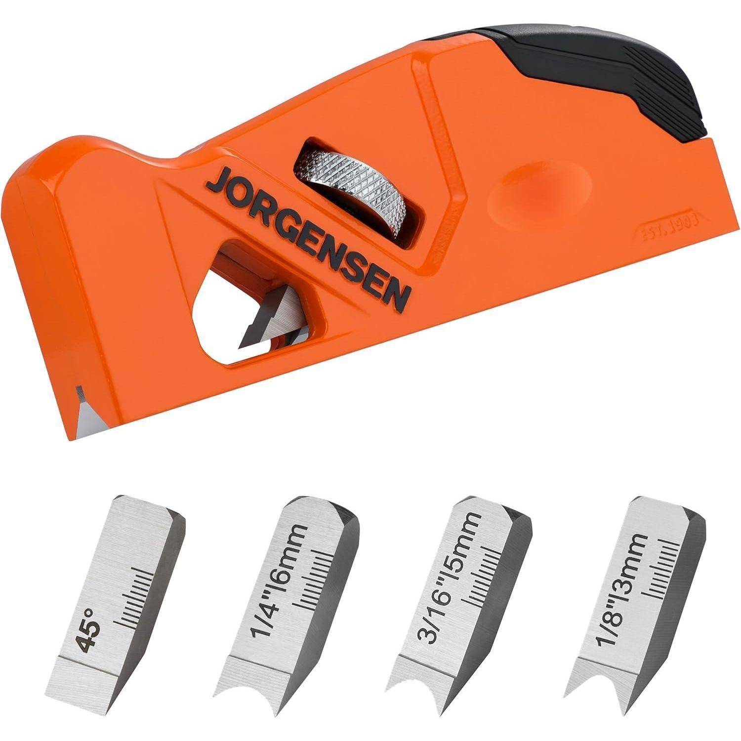 Eine orangefarbene Jorgensen-Gehrungssäge mit vier Metallklingen, beschriftet mit 45°, 1/4 Zoll, 3/16 Zoll und 1/8 Zoll, verwendet für präzise Winkelschnitte.