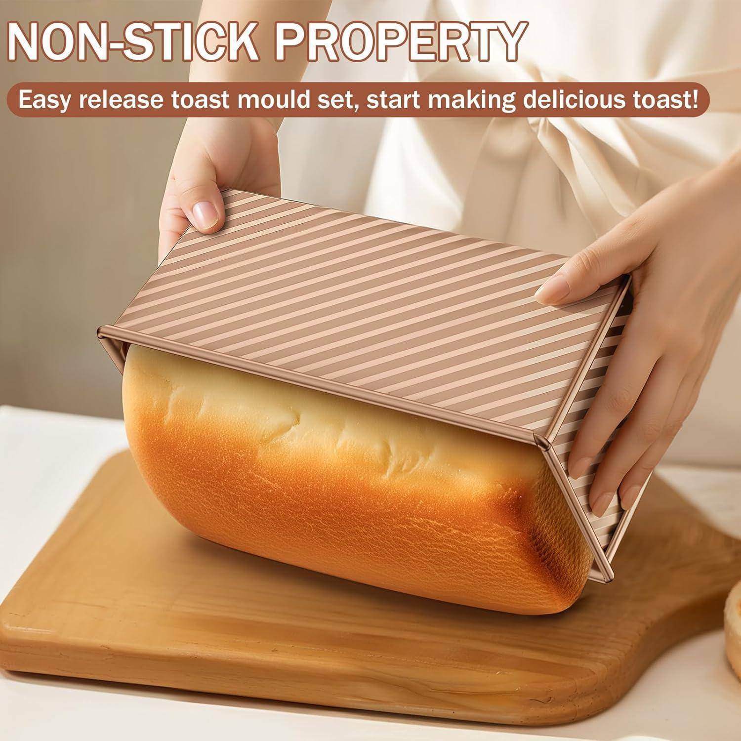 Eine Person hebt eine antihaftende Toastform von frisch gebackenem Brot, mit Text: 'Leichte Toastform-Set, beginne leckere Toast zu backen!