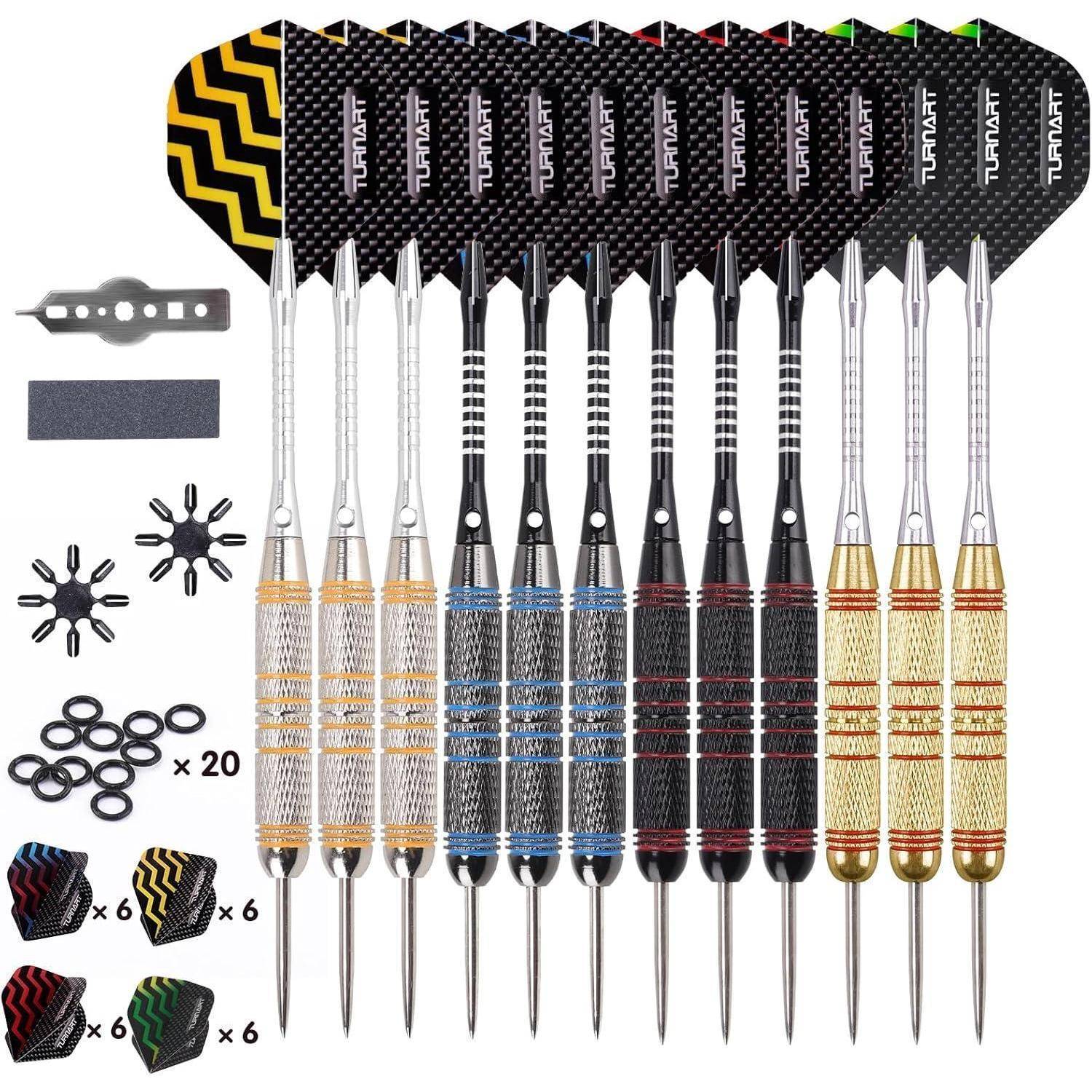 Dart-Set mit 12 Metalldarts, 12 schwarzen und gemusterten Flights, einem Multifunktionswerkzeug, 30 Gummi-O-Ringen und verschiedenen Zubehörteilen im Detail.