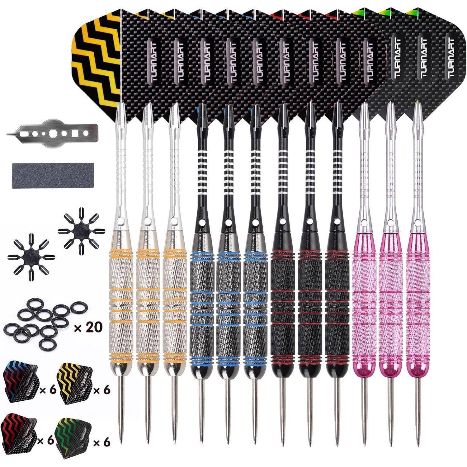 Ein Set von 12 Steeldarts mit gestreiften Aluminiumschäften, verschiedenen Flightdesigns und Zubehör wie Flightschützern und zusätzlichen Ringen.