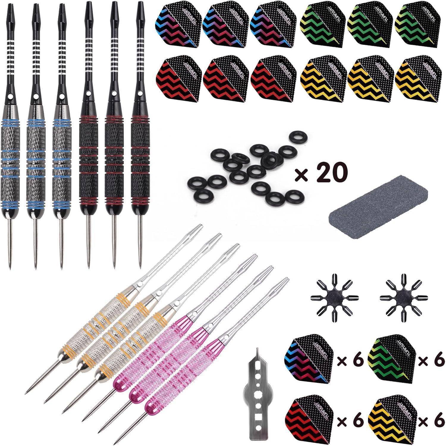 Dartset inklusive sechs Dartpfeilen mit auswechselbaren Flights, zusätzlichen Spitzen, Gummiringen und einem Schleifstein. Die Flights haben verschiedene Designs.