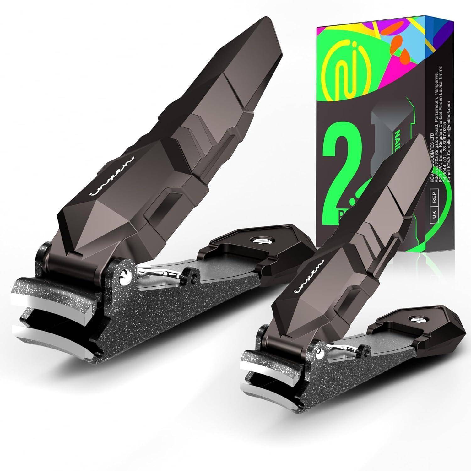 Zwei schwarze Nagelscheren mit eckigem Design und strukturiertem Griff. Eine bunte Produktbox mit der Zahl '2023' im Hintergrund.