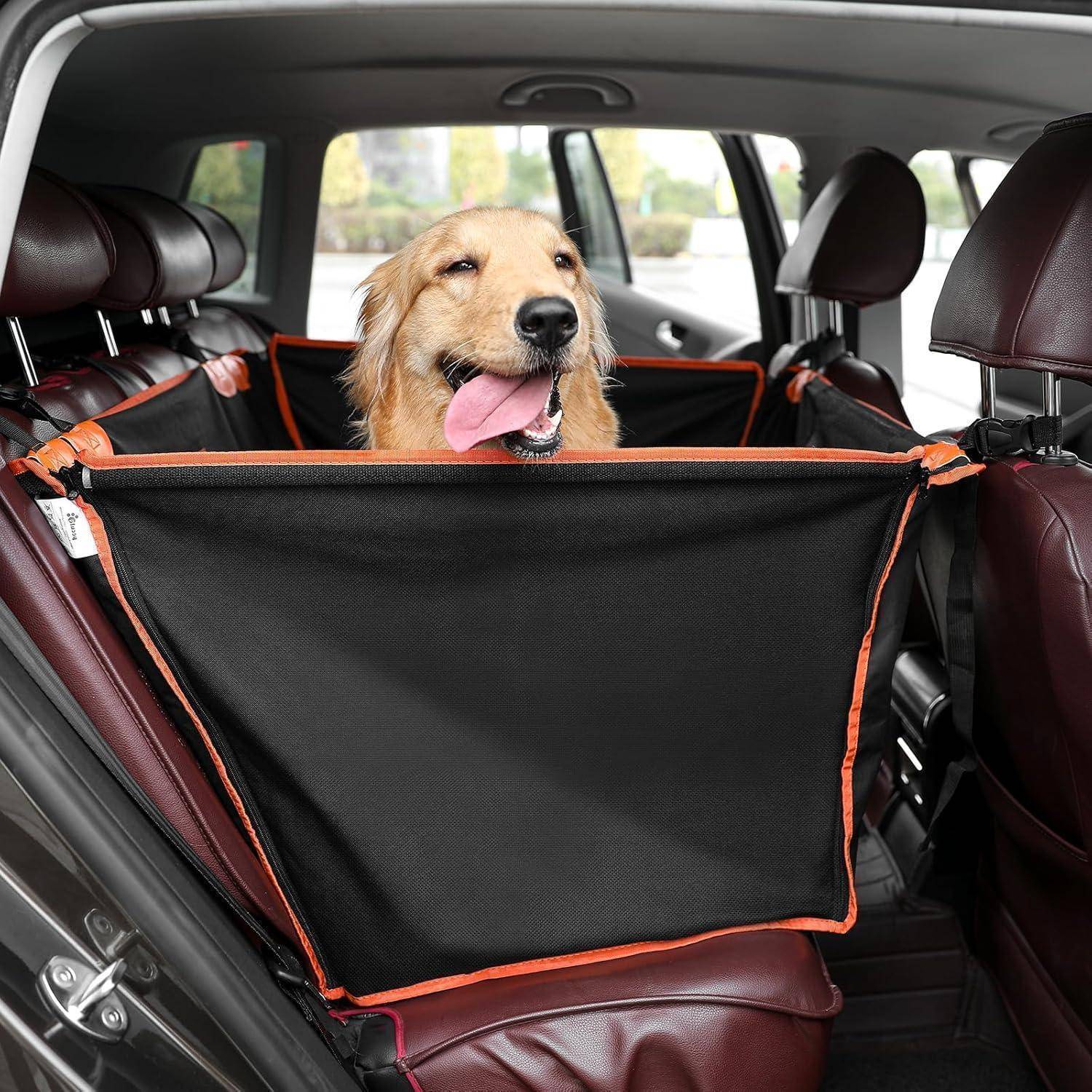 Ein fröhlicher Hund sitzt in einem Auto mit einer Schutzabdeckung für den Rücksitz, mit offenem Maul und einem entspannten, zufriedenen Gesichtsausdruck.