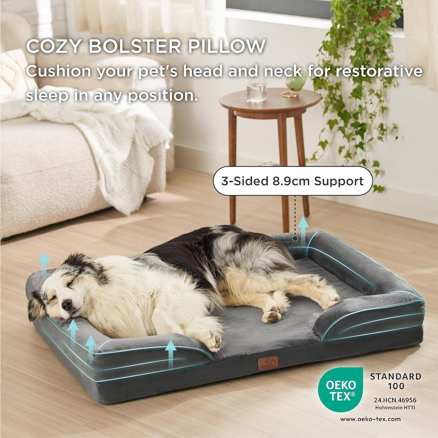 Ein Hund schläft gemütlich auf einem grauen Stützkissen-Hundebett mit hohen Seitenwänden. Der Text lautet 
