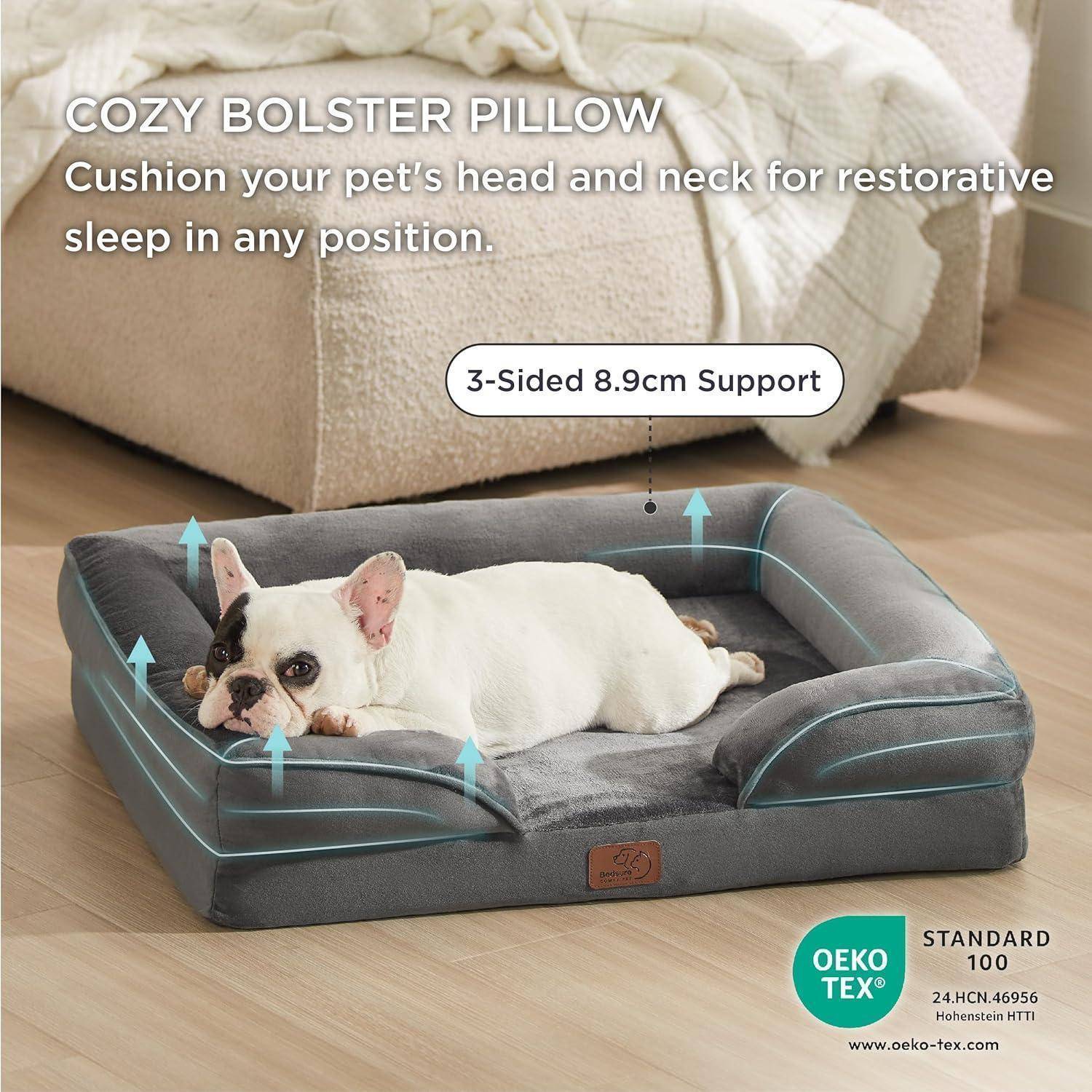 Französische Bulldogge ruht auf einem grauen Stützkissen mit dreiseitiger Unterstützung. Text lautet: „Polstern Sie Kopf und Nacken Ihres Haustieres für einen erholsamen Schlaf.