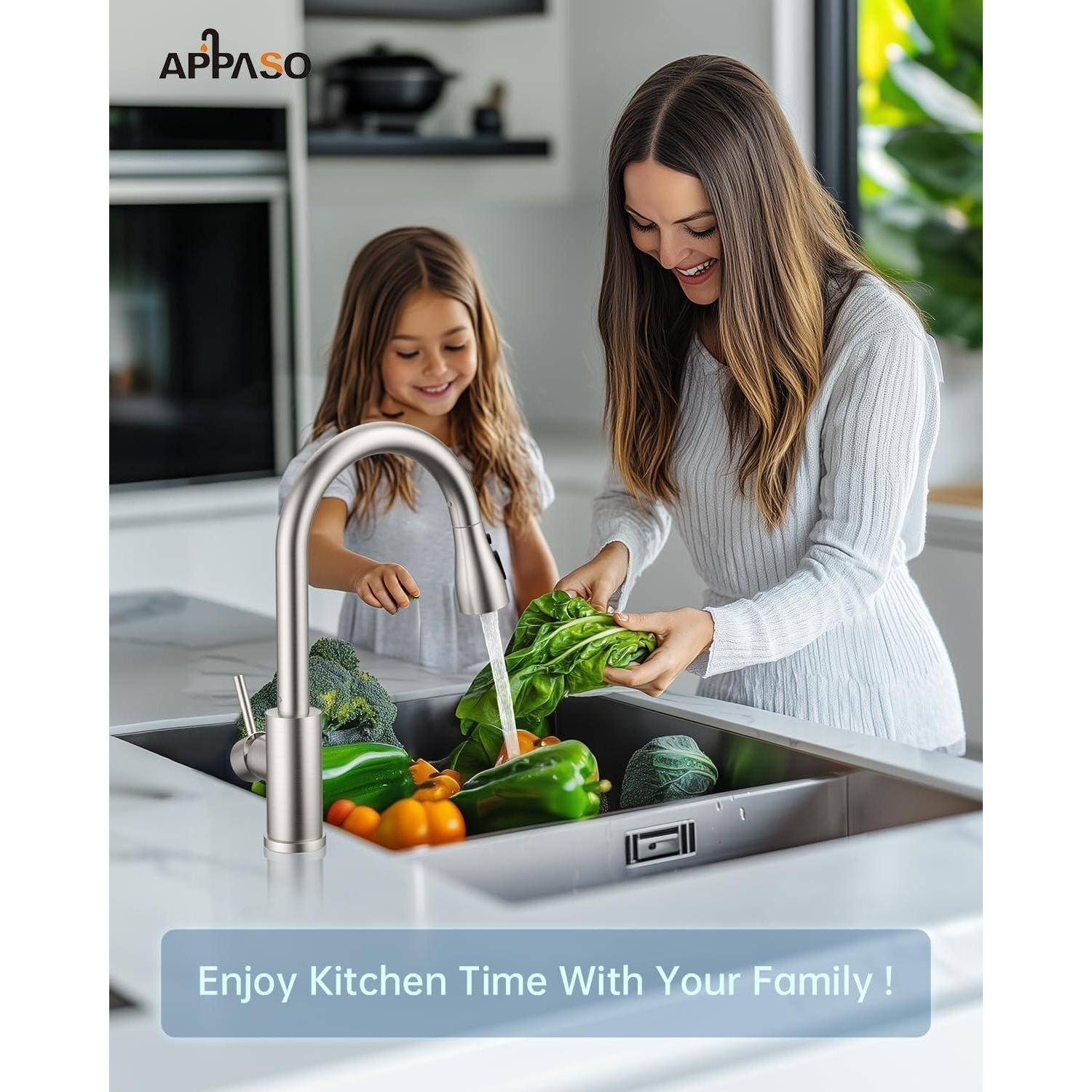 Eine Frau und ein Kind waschen fröhlich Gemüse an einem Waschbecken in der Küche, mit dem Text: 