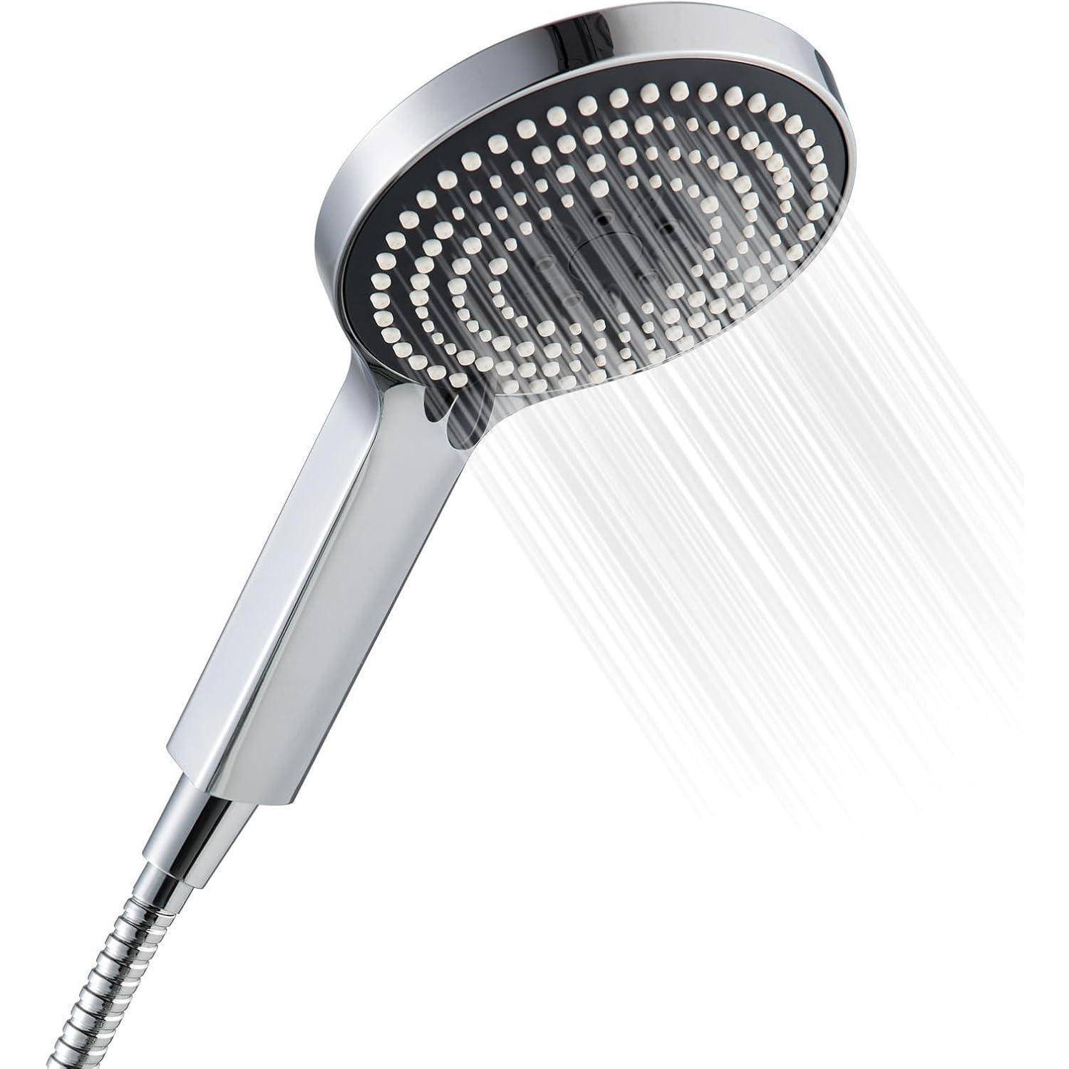 Eine Chrom-Handbrause mit mehreren Sprüheinstellungen ist zu sehen, die einen gleichmäßigen Wasserstrahl ausstößt.