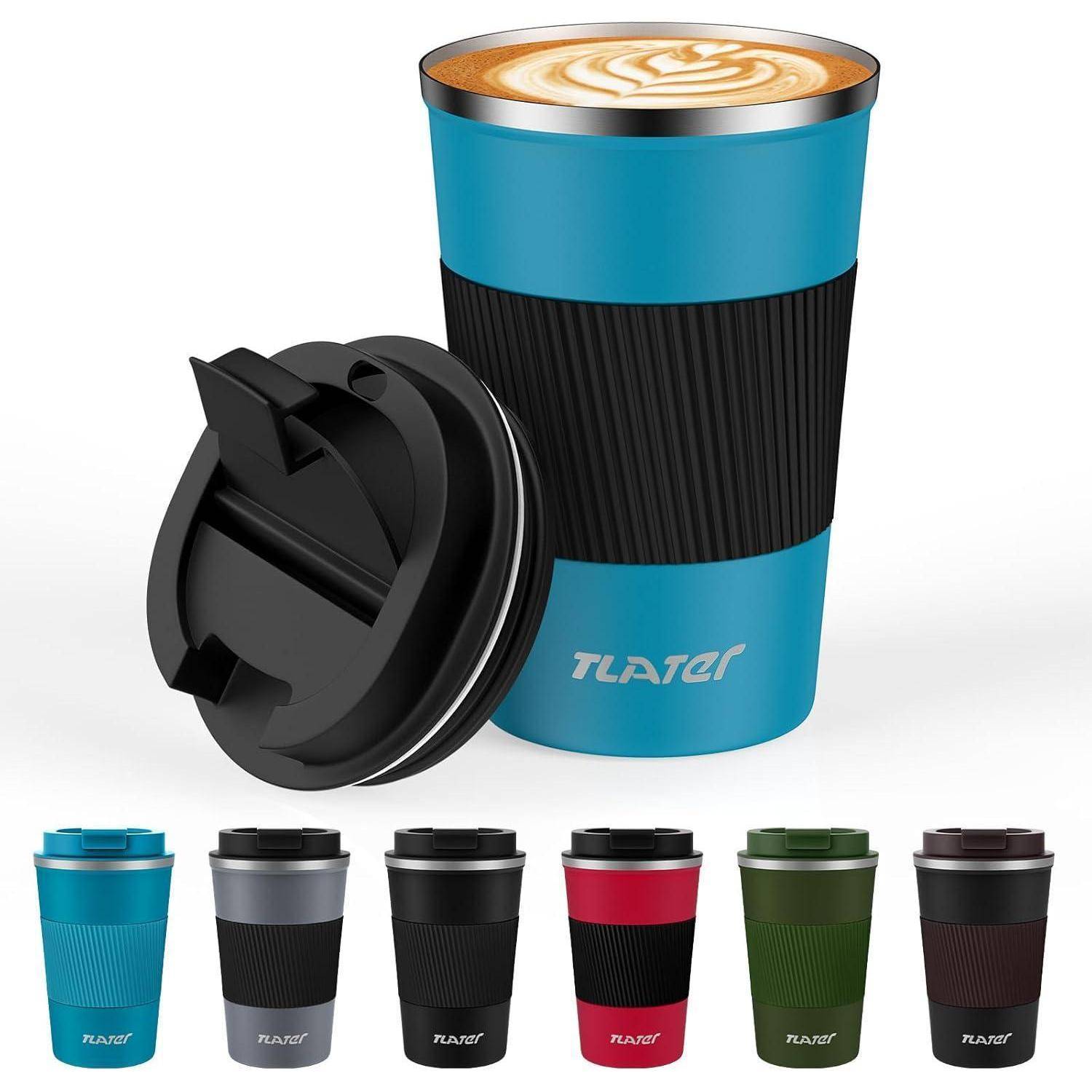 Wiederverwendbare Kaffeebecher in verschiedenen Farben, mit gerillten Griffen und Deckeln. Der Hauptbecher zeigt ein Latte-Art-Design auf dem Schaum.