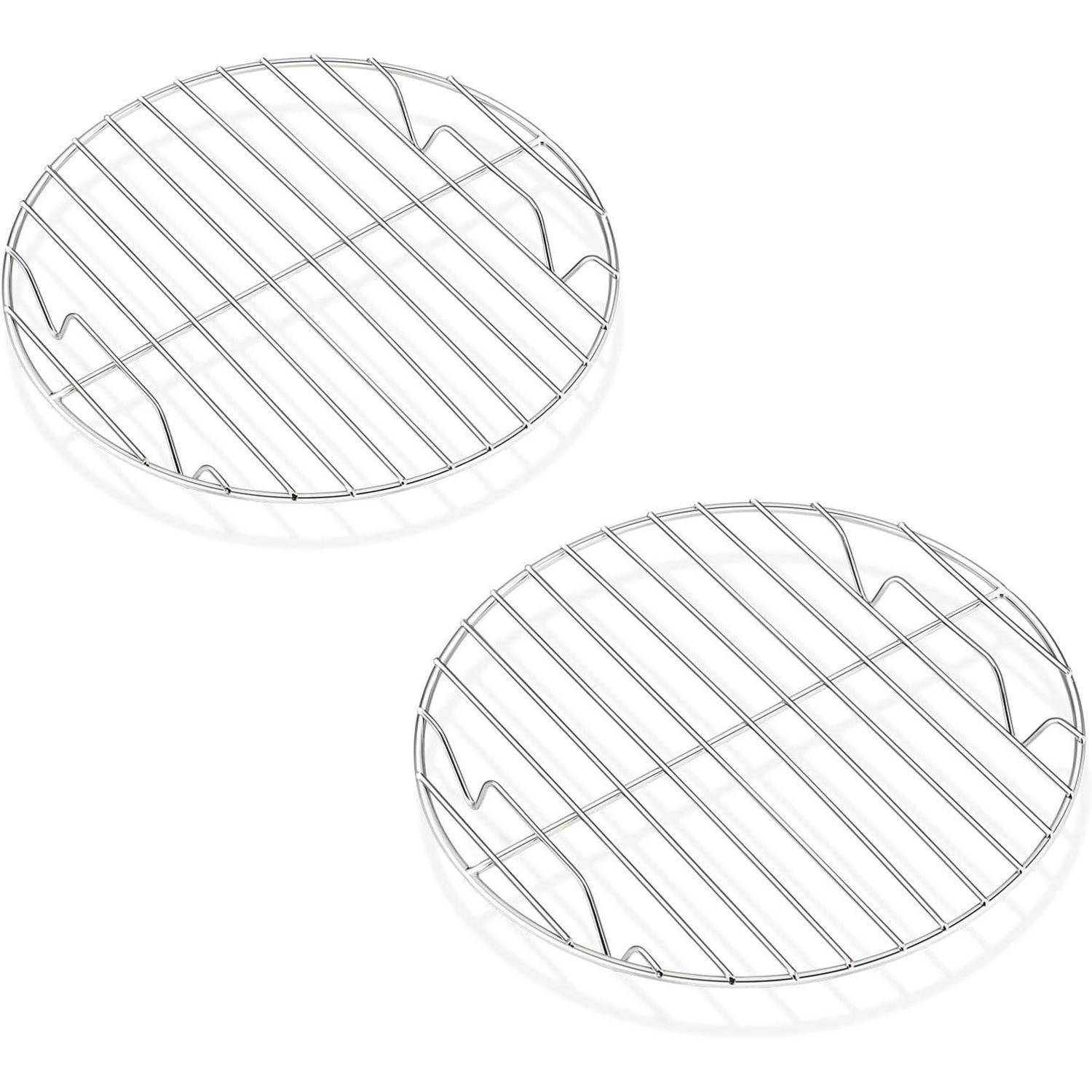 Zwei runde Metallkühldrahtgestelle mit Gitterdesign, die verwendet werden, um heiße Gegenstände zum gleichmäßigen Abkühlen zu platzieren.