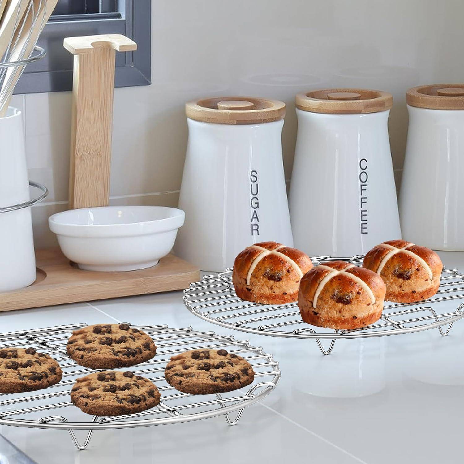 Kekse und Brötchen, die auf Kuchenrosten in einer Küche abkühlen, mit beschrifteten Gläsern für 