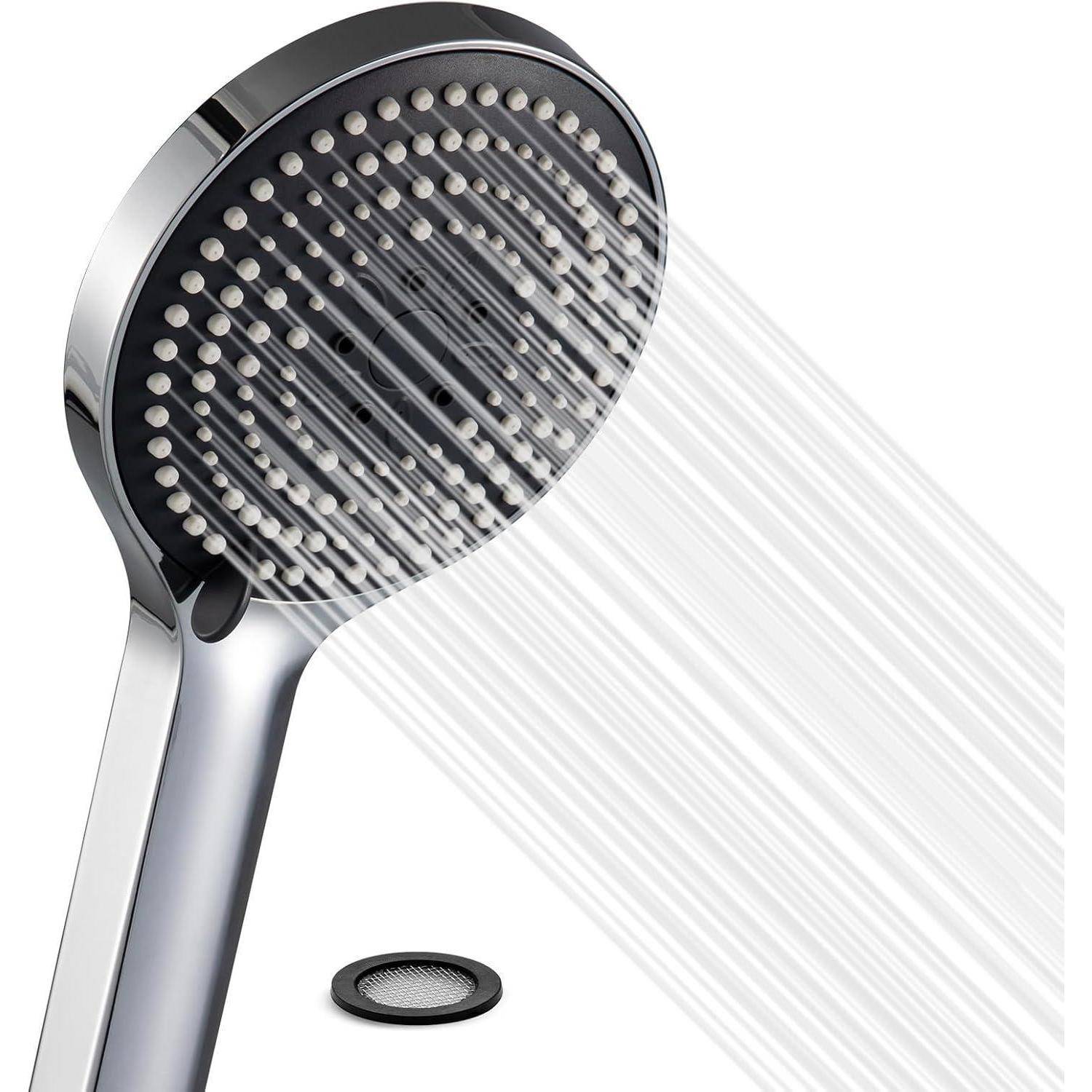 Eine Handbrause, die Wasser versprüht, mit einem kleinen schwarzen Filterzubehör daneben.