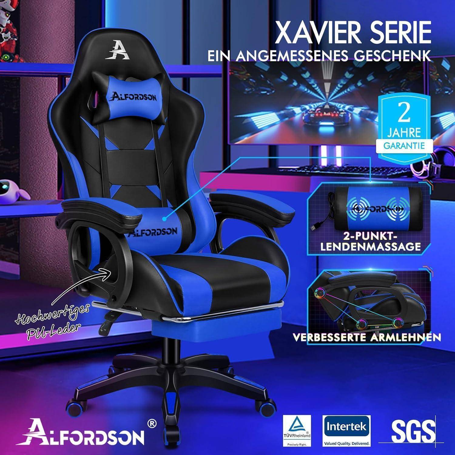 Schwarzer und blauer Gaming-Stuhl mit Lendenmassage, verstellbaren Armlehnen und zweijähriger Garantie. Monitore und Schreibtisch im Hintergrund.