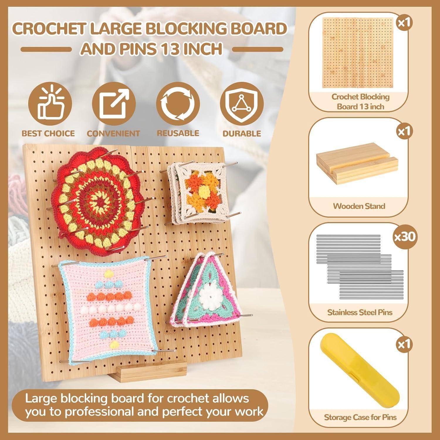 Häkelblockierungsbrett-Set mit Pins und Holzständer. Enthält drei Häkelstücke, die auf der Lochplatte ausgestellt sind. Text: 'Beste Wahl', 'Praktisch', 'Wiederverwendbar', 'Langlebig'.