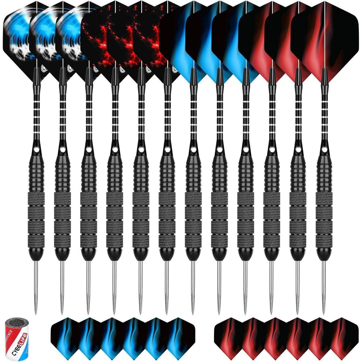 Ein Set aus 12 Dartpfeilen mit schwarzen, blauen, roten und flammengemusterten Flights, die in zwei Reihen angeordnet sind, zusammen mit zusätzlichen Flights darunter.